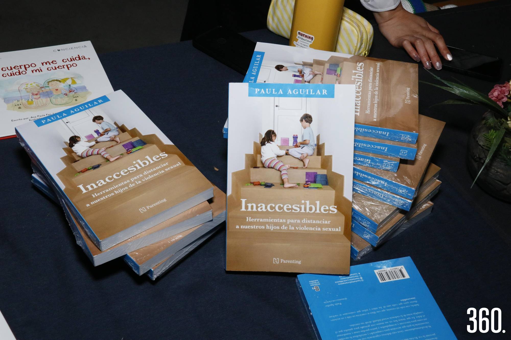 $!Libros escritos por la psicoterapeuta de niños y jóvenes estuvieron a la venta al final de la conferencia.