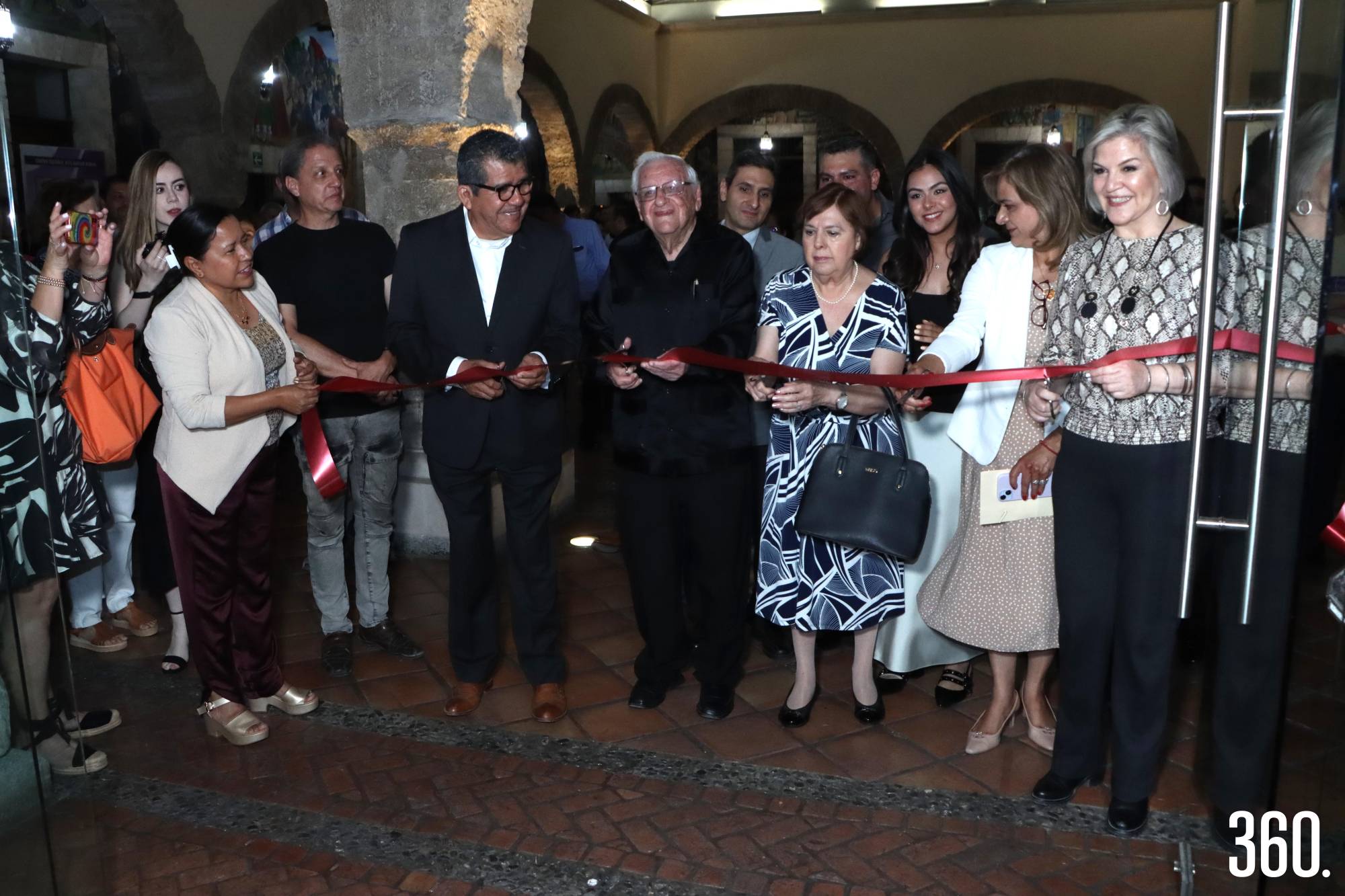 $!Pedro Moreno, director del Cecuvar; Armando Fuentes Aguirre, Ana María Villalobos de Abugarade, Ana Lucía Martínez Abugarade, Margarita Loera, representante del Secretario de Educación Pública, y Leticia Rodarte, directora del Instituto Municipal de Cultura de Saltillo.