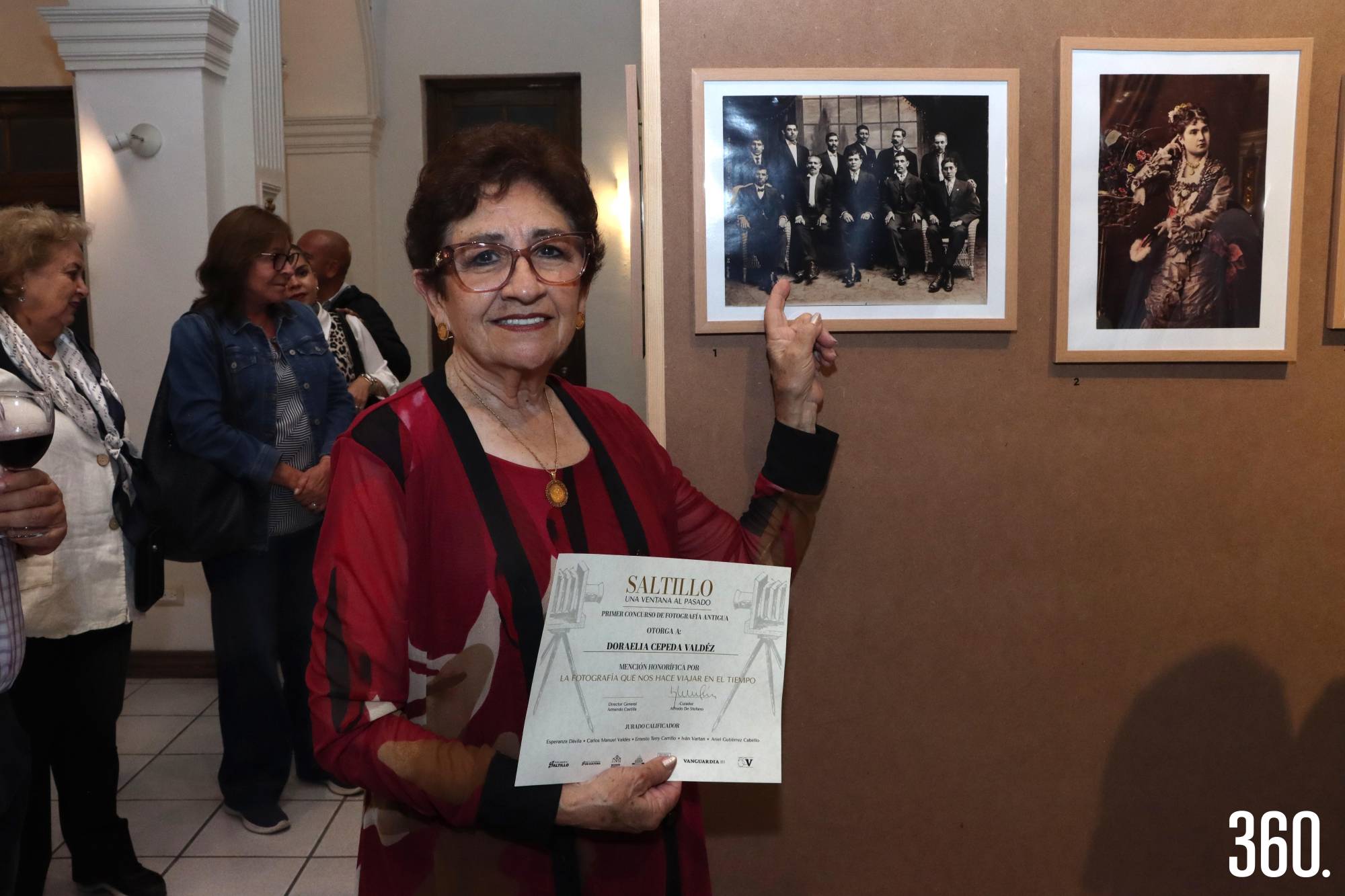 $!Dora Elia Cepeda Valdés con la Foto que nos hace viajar al pasado.