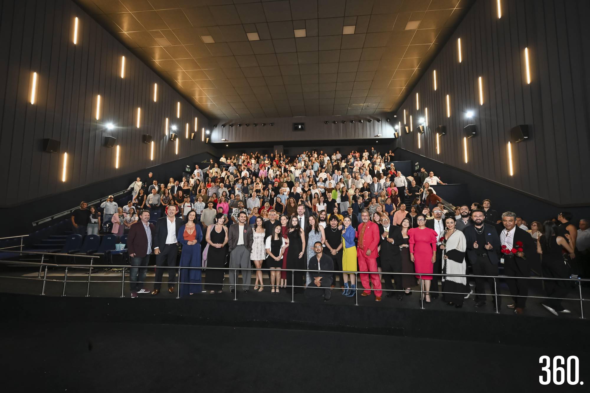 $!Los asistentes al estreno del filme.