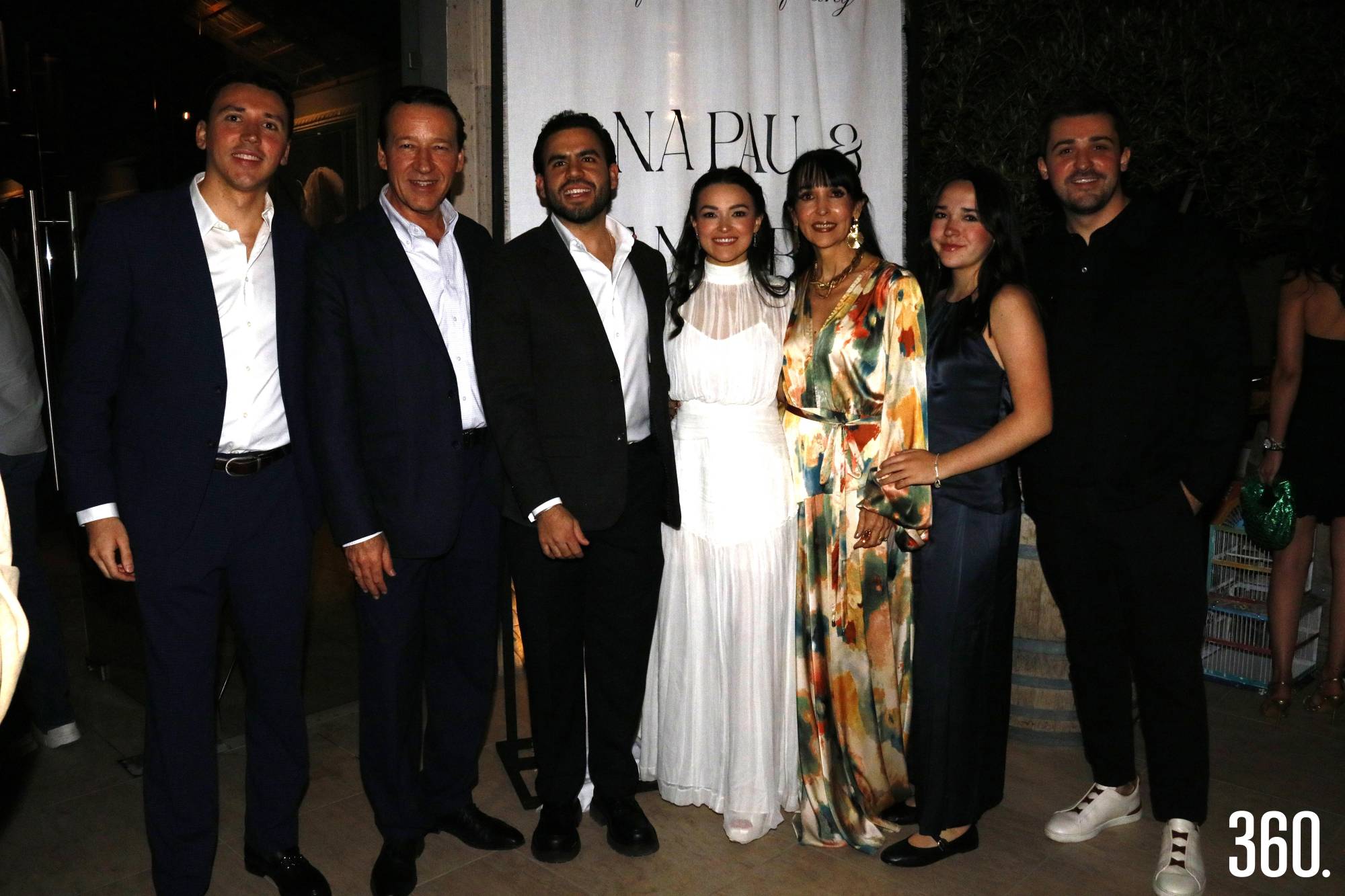 $!Los novios acompañados por la familia de Ana Paula.