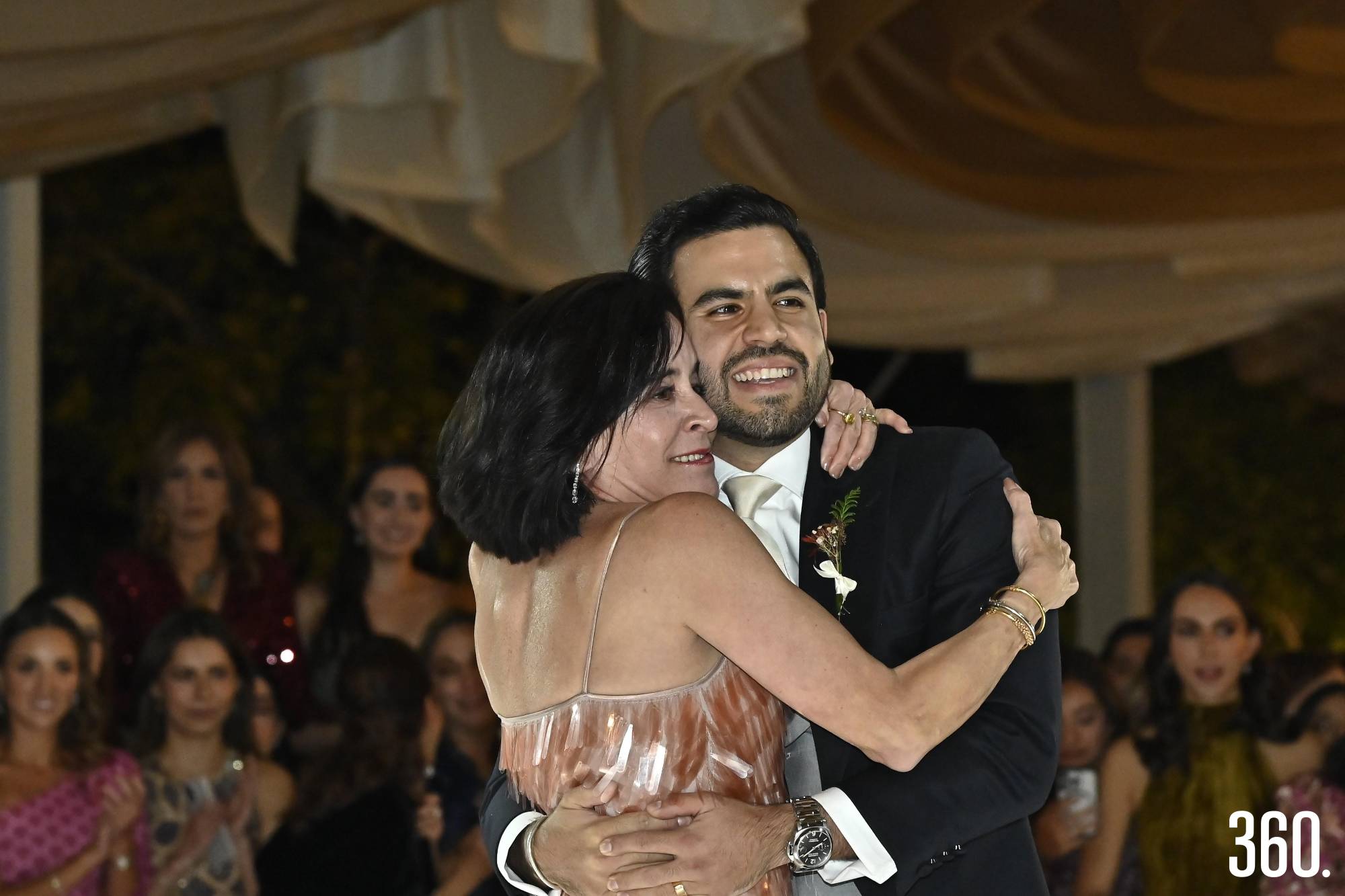 $!El novio bailó con su mamá, Nany Ornelas.