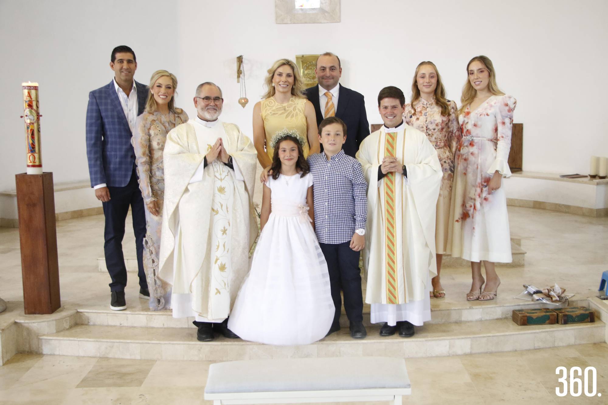 $!La festejada con Alberto Espinoza, Marijose César, el P. Fernando Enrique Torres, Sofía Mendel, Luis Gutiérrez, Andrés Gutiérrez, el P. Michel Errecart, Linzy y Andrea Gutiérrez.