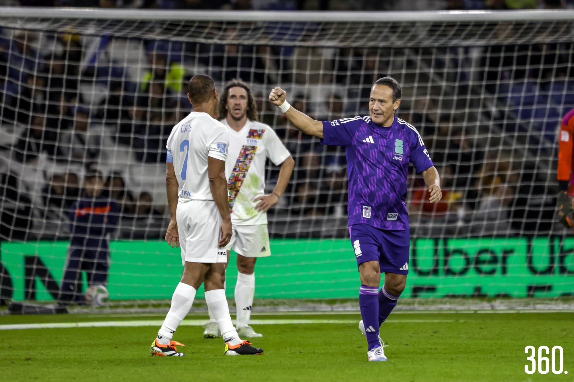 $!Celebración de “El Matador”, ante la mirada de Carles Puyol.
