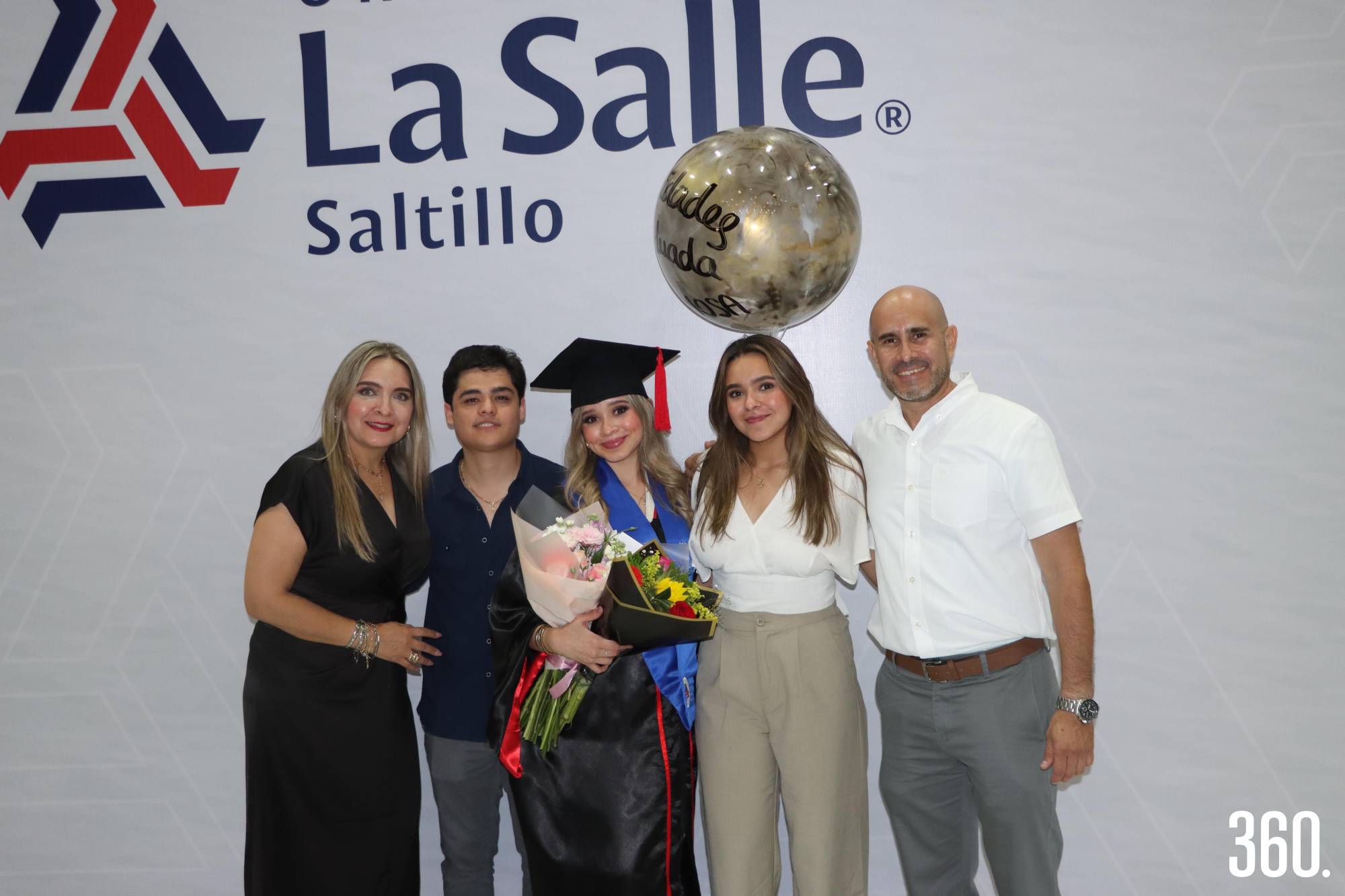 $!Analy Alfaro con su familia.