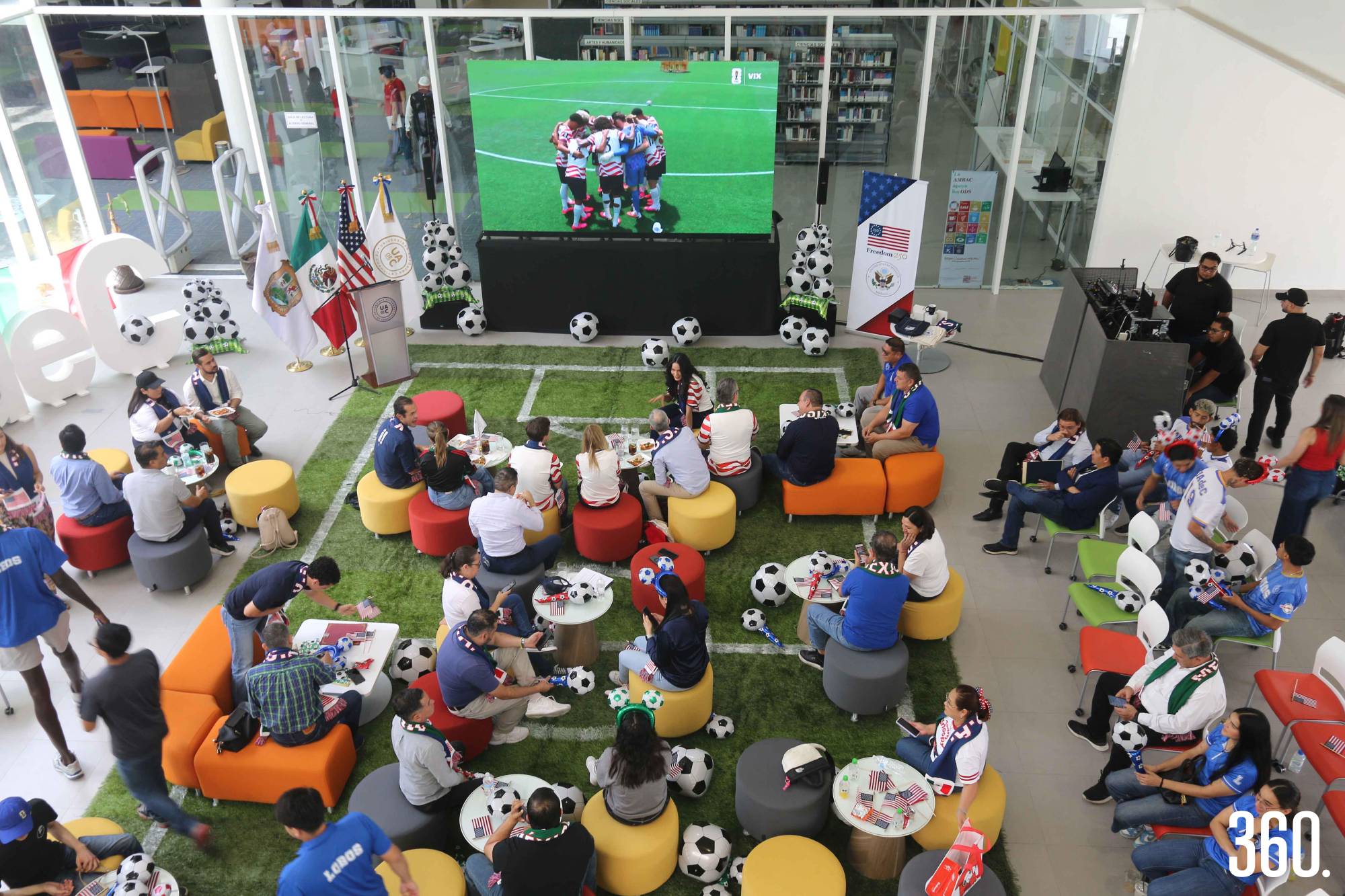 $!Estudiantes, autoridades universitarias y representantes diplomáticos se reunieron en la Infoteca de Ciudad Universitaria para disfrutar del “Watch Party USA vs Australia”.