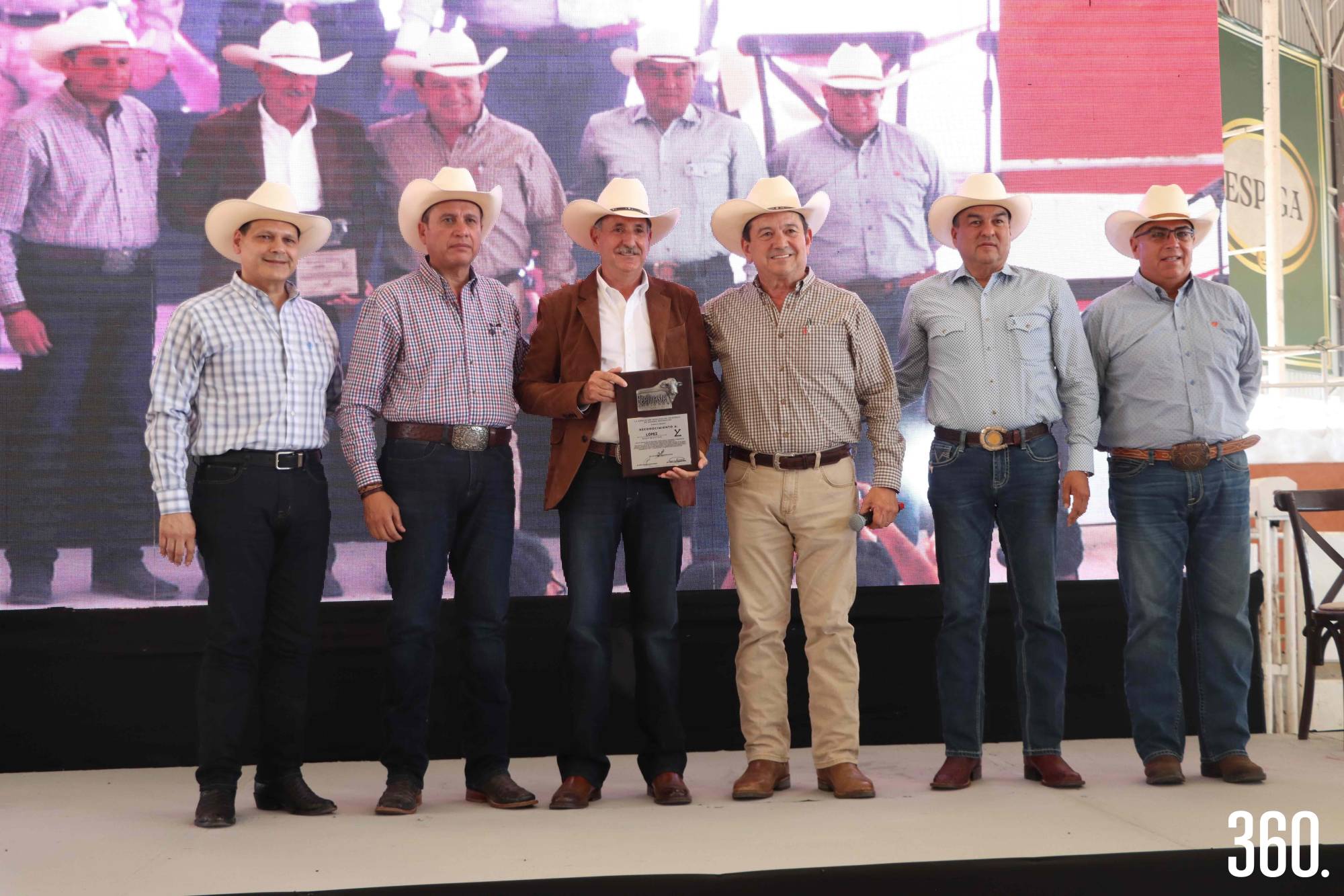 $!Reconocimiento a Bernardo López por parte de Beefmaster.