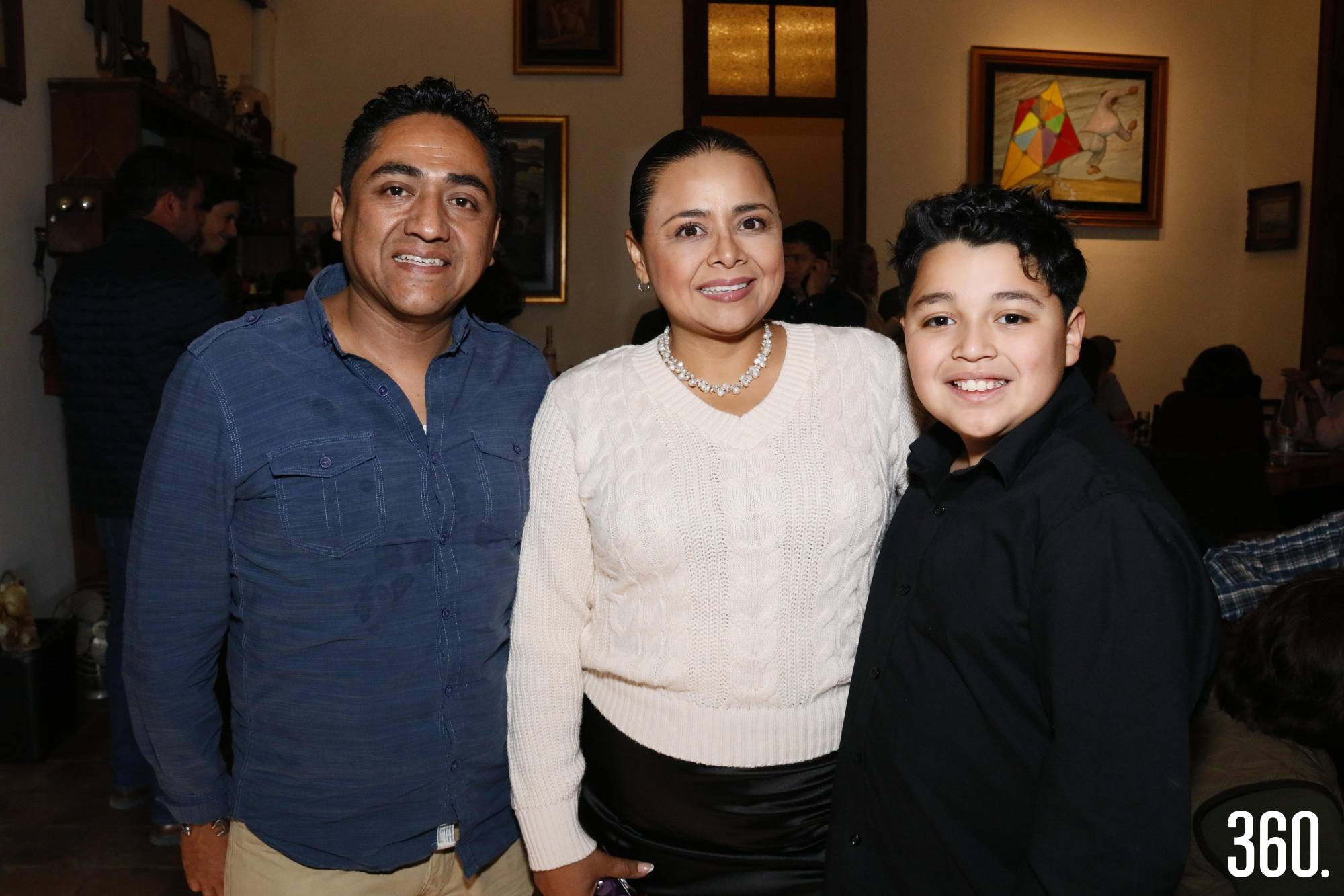 $!Víctor Oropeza, Perla Rodríguez y Emanuel Alcántara.
