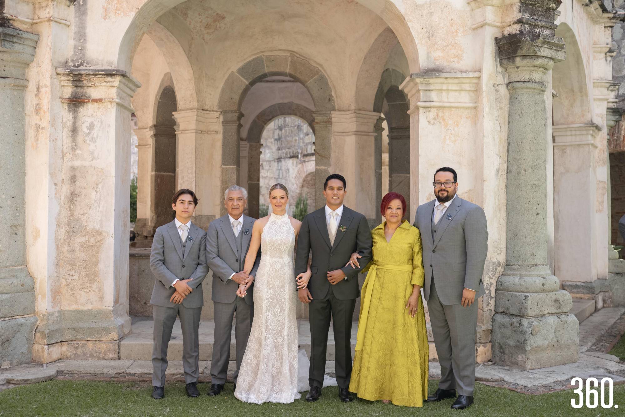 $!El nuevo matrimonio con la familia del novio.
