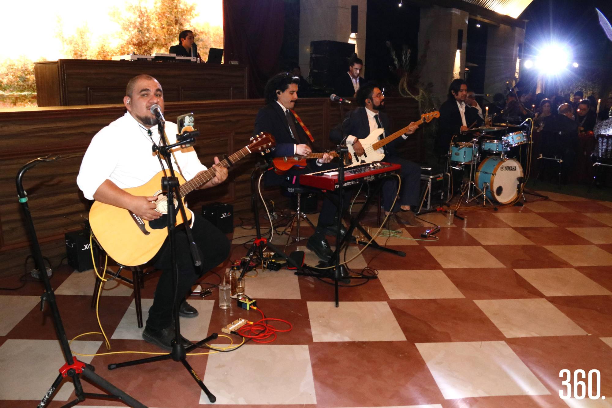 $!Un grupo musical amenizó la cena.