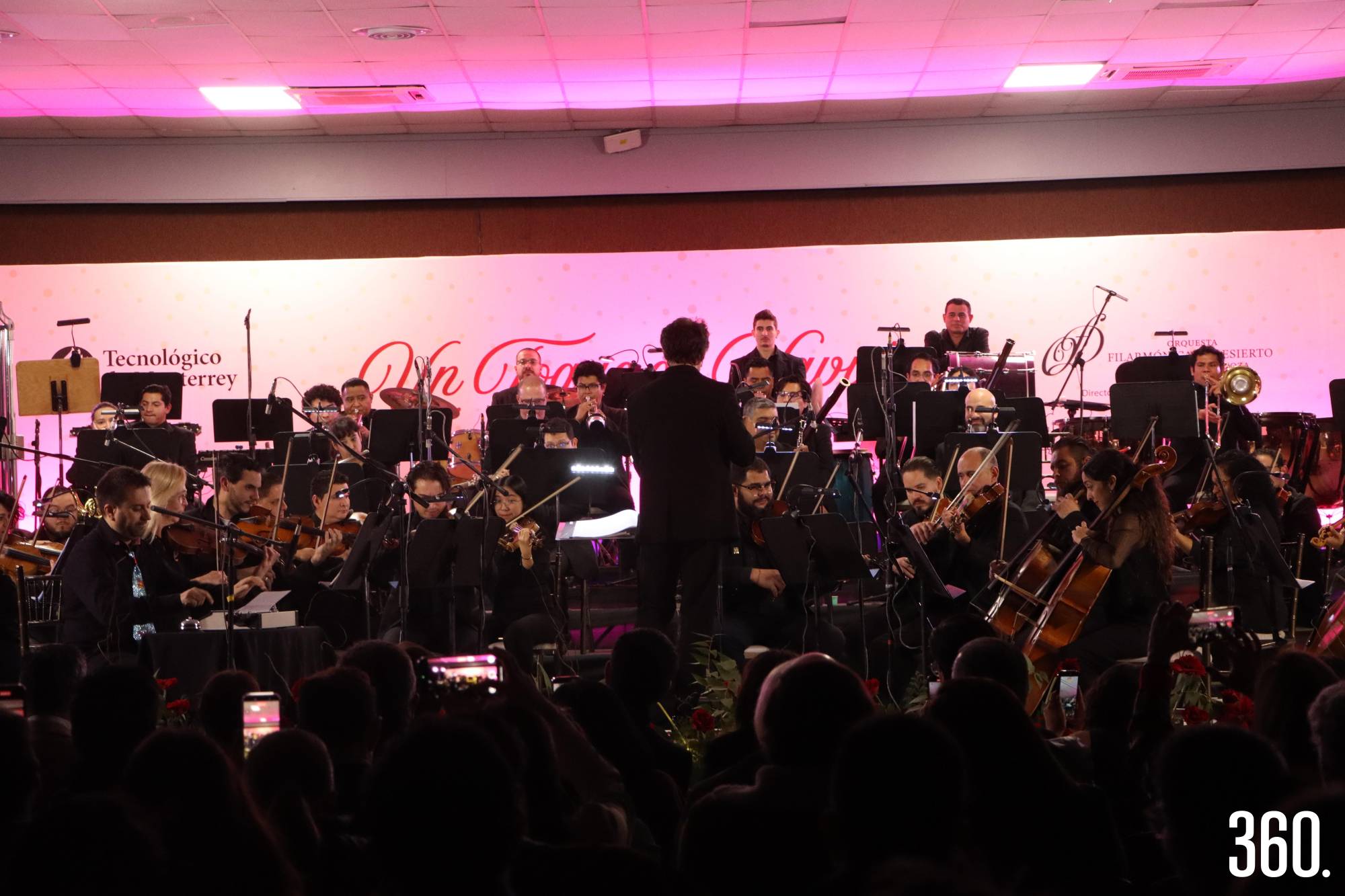$!Con impecable ejecución, la Orquesta Filarmónica del Desierto protagonizó el concierto benéfico Un Toque de Navidad en el TEC Campus Saltillo.