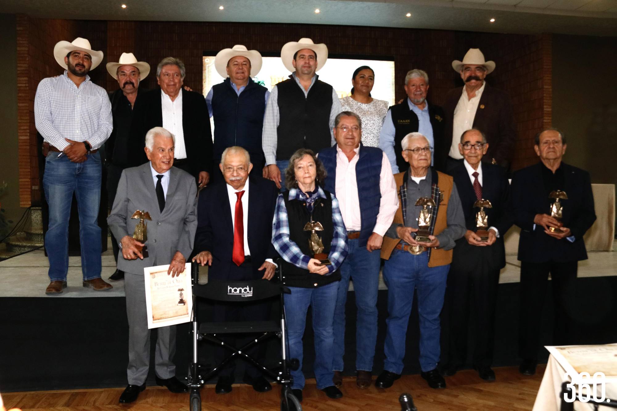 $!Carlos M. Aguilar Valdés, Óscar Pimentel Alvarado, Beatriz Georgina de la Tejera Hernández, Javier Gutiérrez representante de Don Eulalio Gutiérrez Treviño, Salvador Verdín, hermano del homenajeado post mortem José Luis Verdín Díaz, Héctor Manuel de León Gallegos y Pedro Cano Ríos ganadores del Buitre de Oro acompañados por las autoridades.