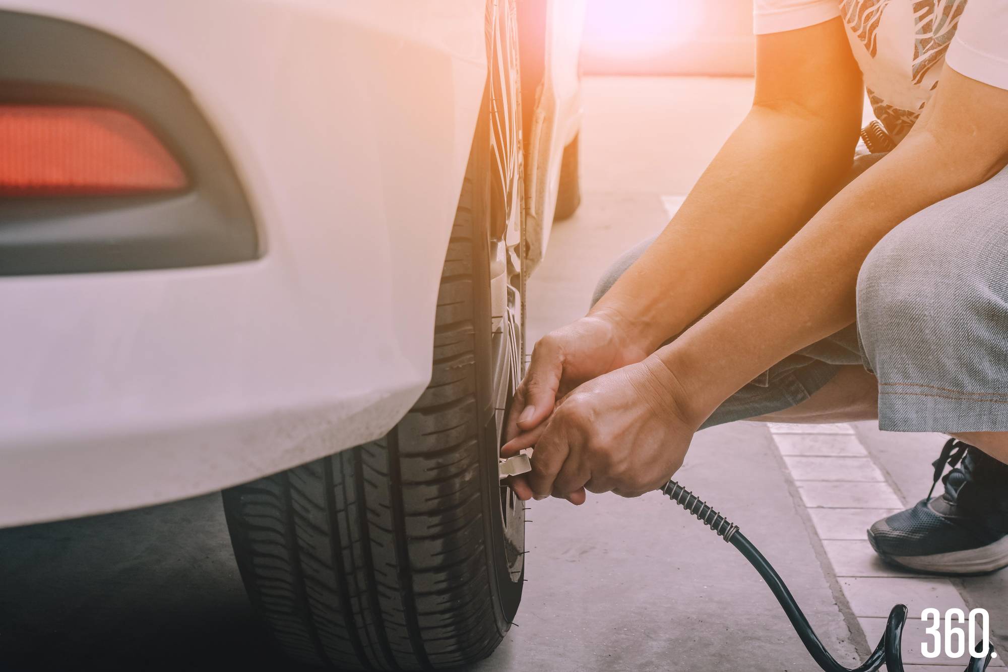 $!A un costado de la puerta del piloto, encuentras cuánto aire requieren los neumáticos.