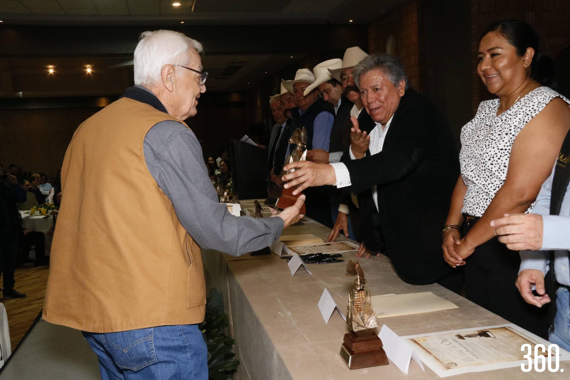 $!Salvador Verdín hermano del homenajeado post mortem José Luis Verdín Díaz, recibió la presea Buitre de Oro de manos de Alberto Flores Olivas rector de la UAAAN.