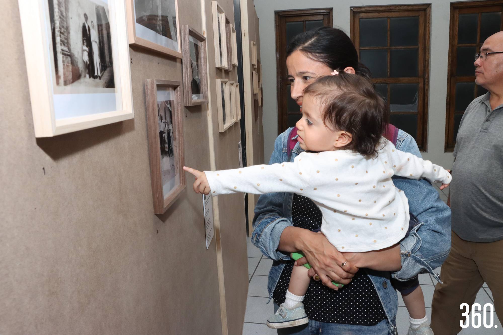 $!Ana Carral y Ananda Alanís viendo la foto de su tatarabuelita Lidia Narro.