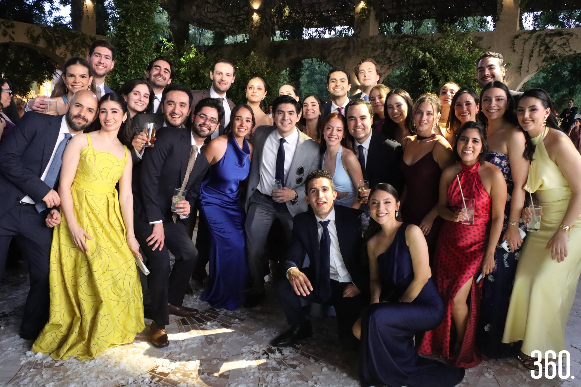 $!Amigos y amigas de la novia.