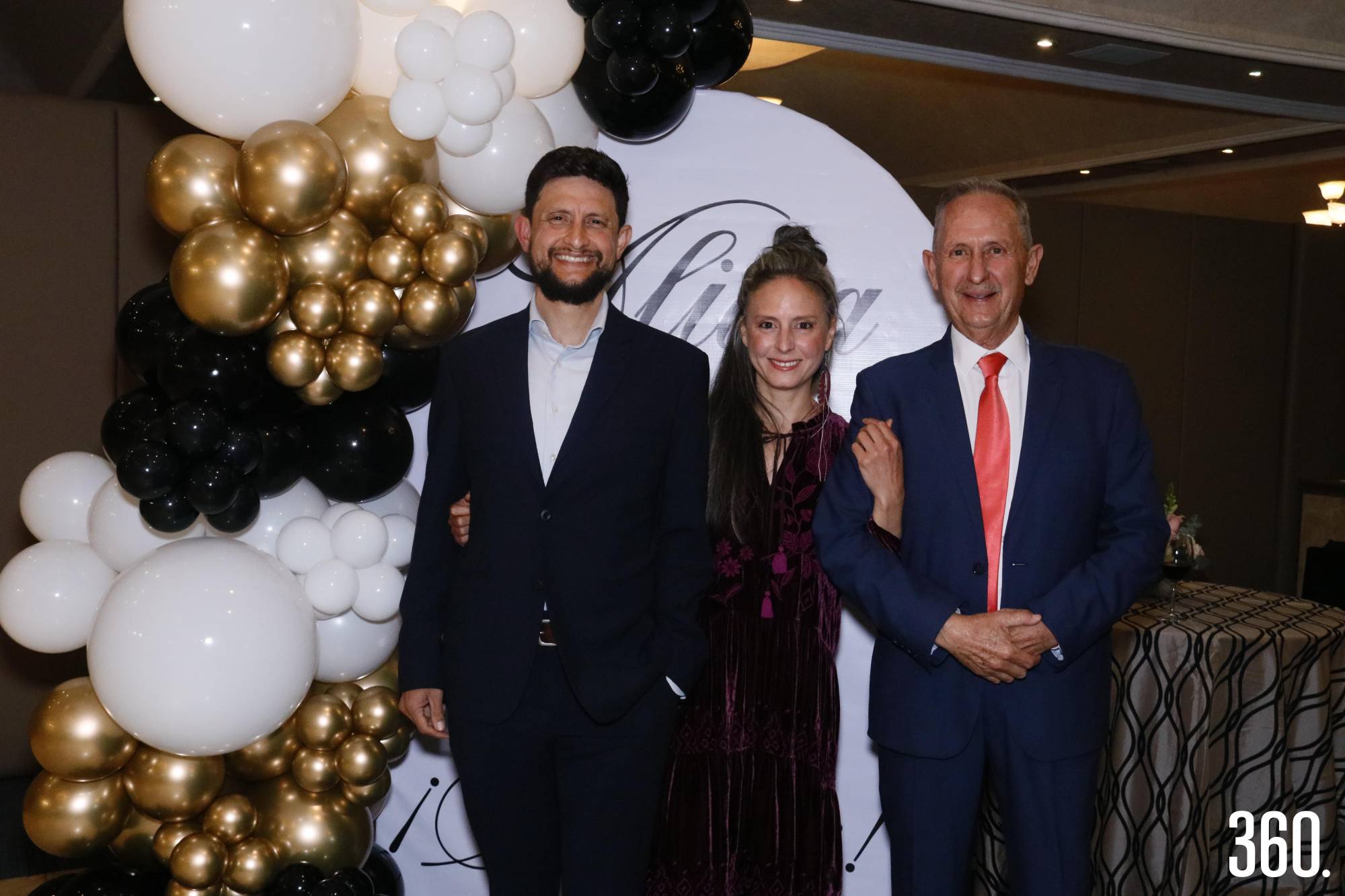 $!Oliver y Kimy Dewey Charles con su papá Humberto Dewey.