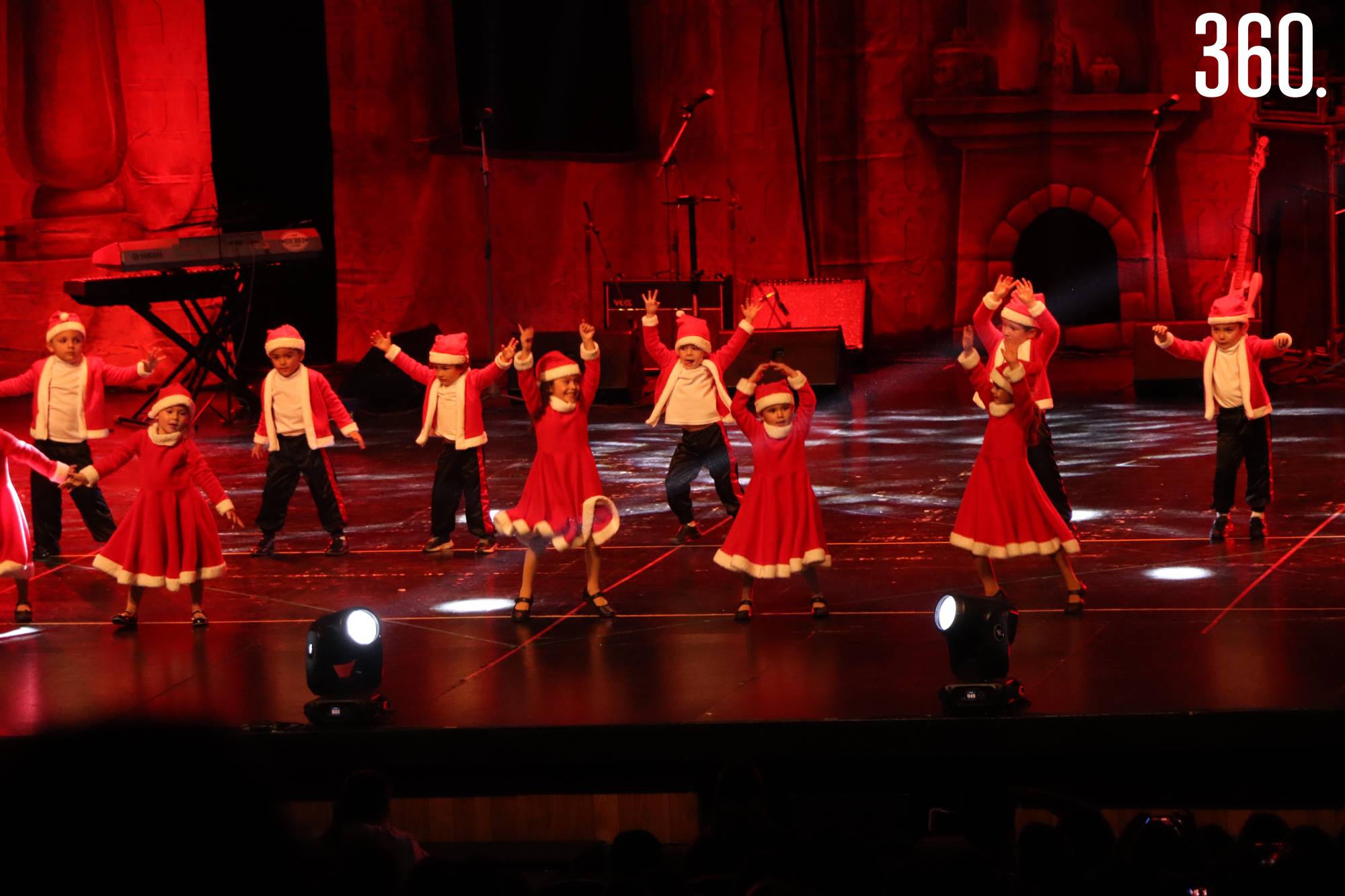 $!Los niños conquistaron al público con sus coreografías.