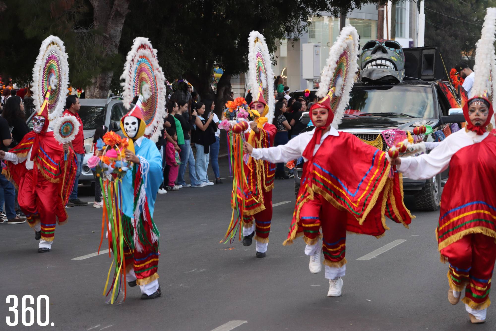 $!Presentaron danzas tradicionales durante el recorrido.