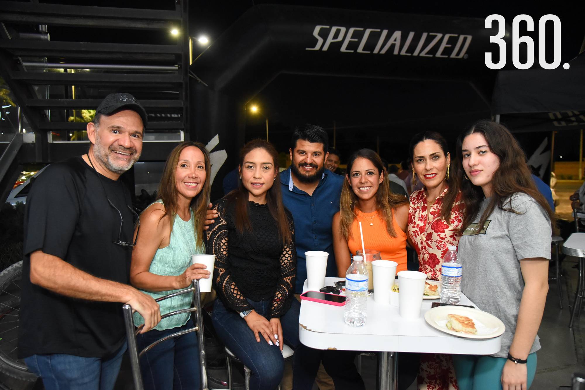 $!Francisco Riojas, Martha Westrup, Minerva Muñiz, Aaron Torres, Ale Acosta, Rosy Riojas y Regina Serrano.