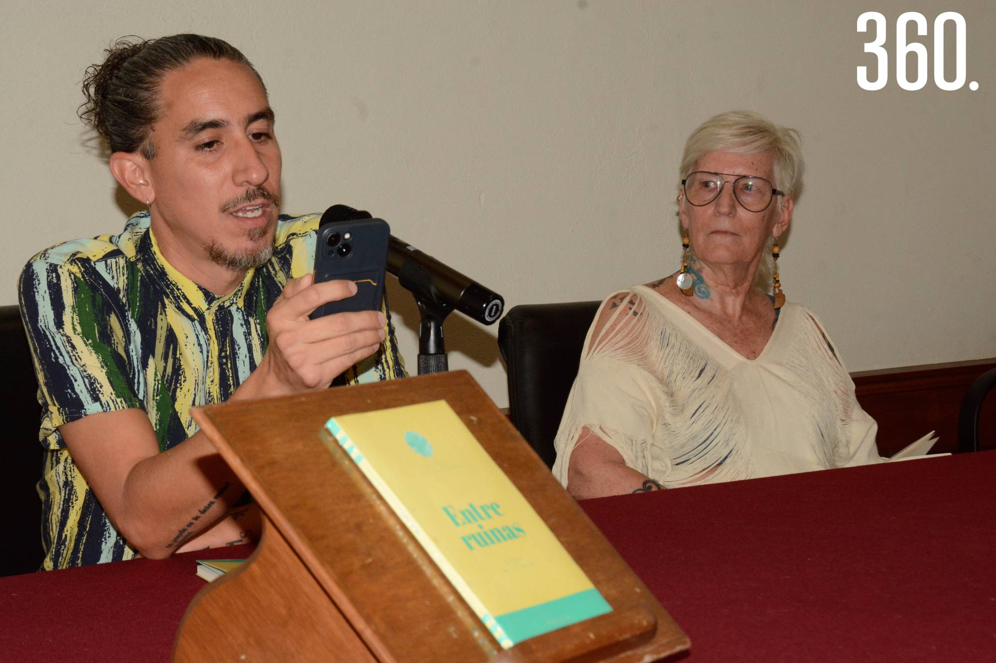 $!Miguel Rovely y Dona Wiseman presentaron el poemario “Entre Ruinas”, que forma parte de la colección Letras del Desierto.