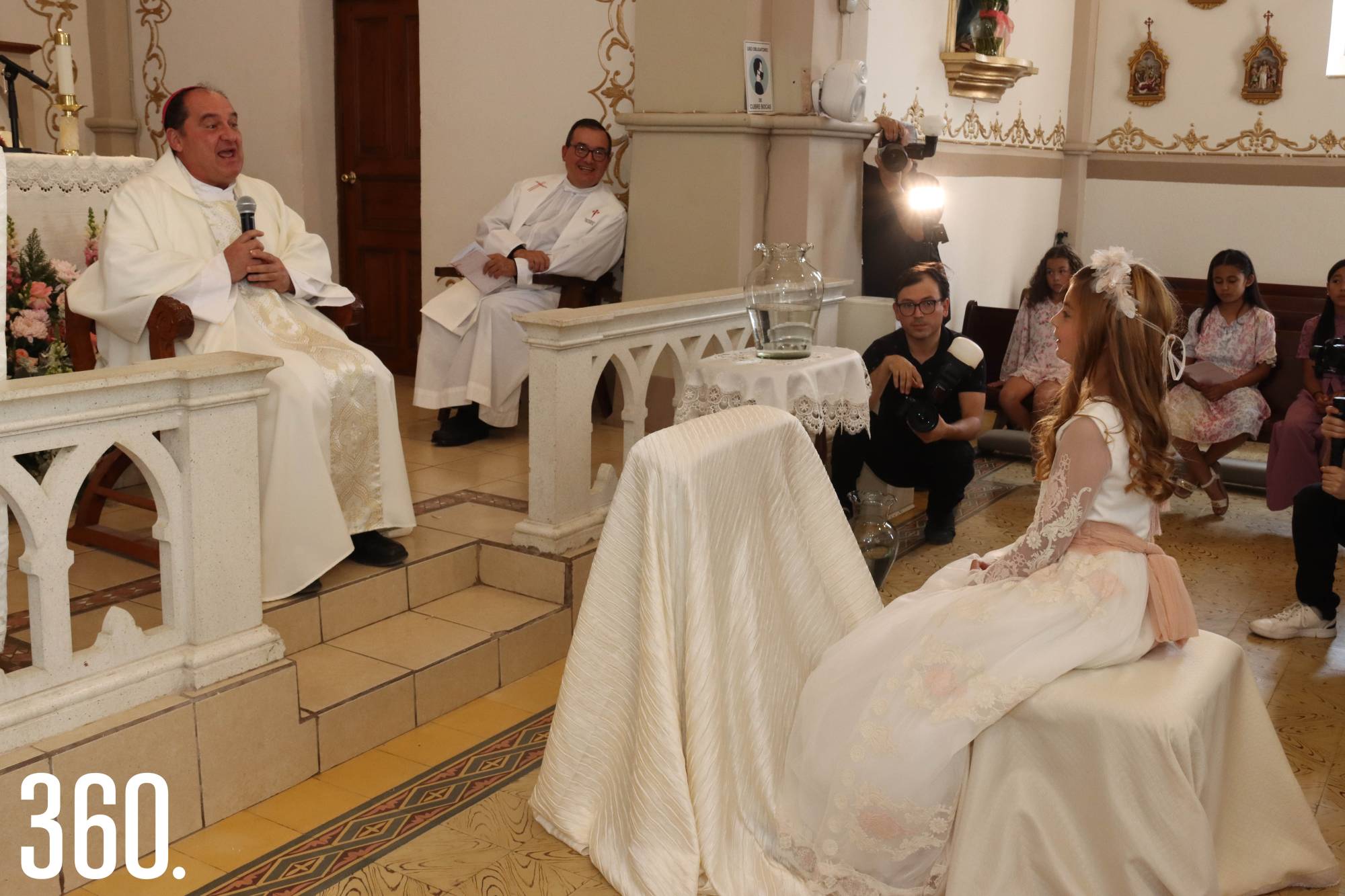 $!El Obispo Hilario González ofició la misa de Primera Comunión de Lilia María en la iglesia de Santiago Apóstol en Los Valdés.