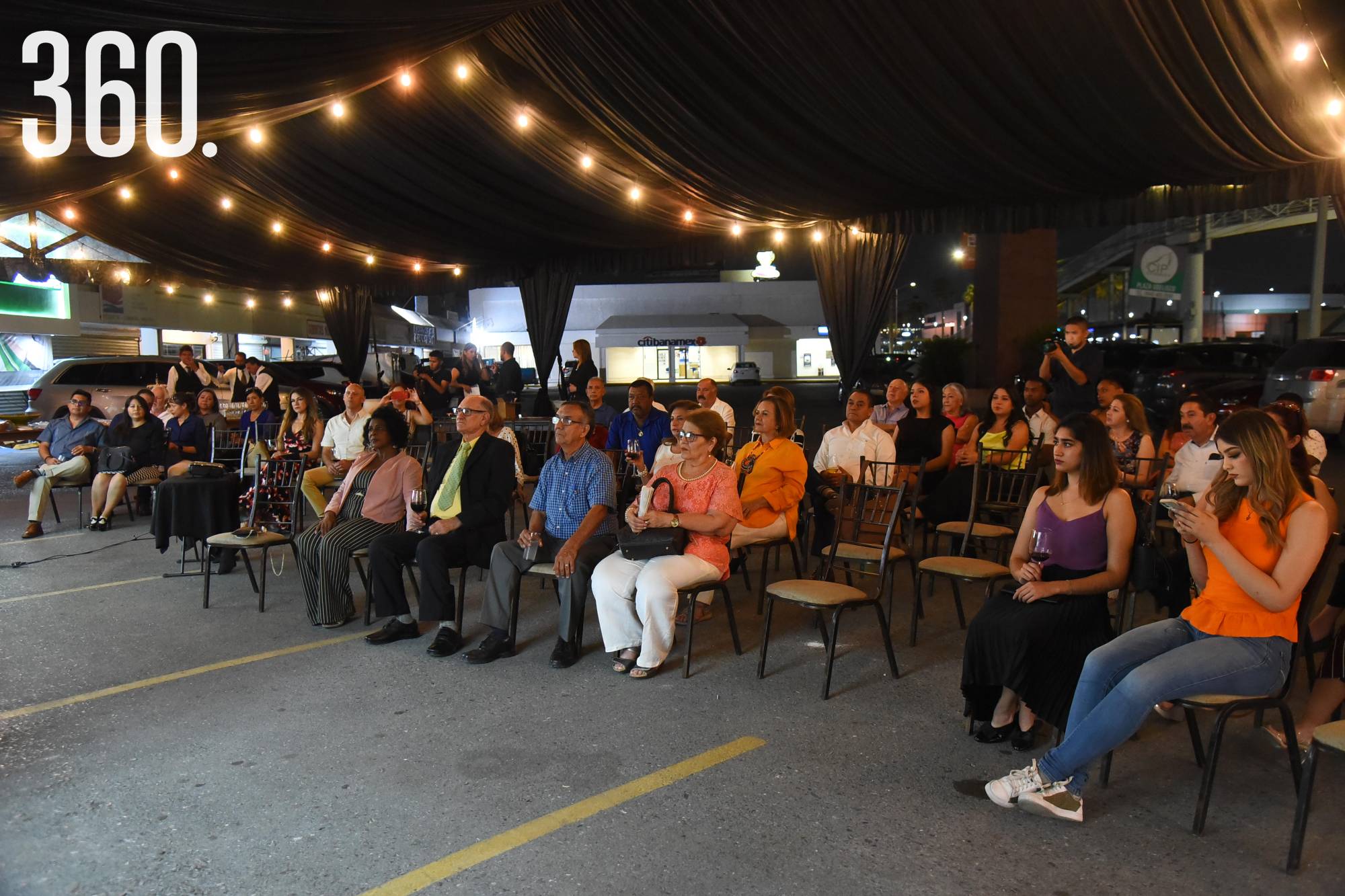 $!Los invitados en la inauguración.