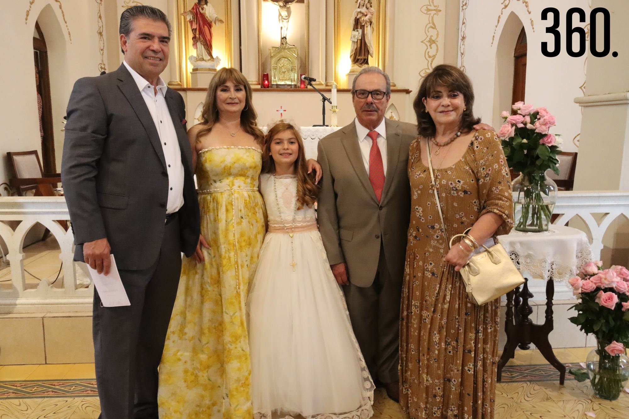 $!Lilia María acompañada por sus abuelitos Oscar Valdez y Lilia Martínez, Guadalupe Morales de Martínez y Enrique Martínez y Martínez en la iglesia de Santiago Apóstol en Los Valdés.
