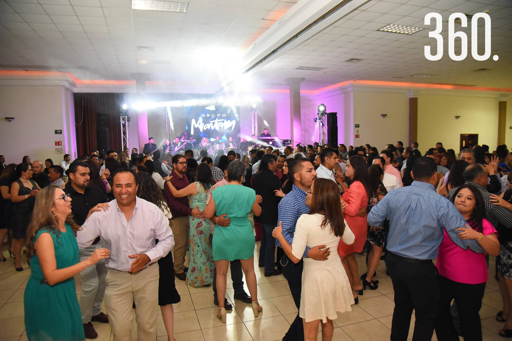 $!Mamás y papás del Colegio La Paz de Saltillo se reunieron para celebrar con mucha alegría el festejo organizado por la Dirección General.