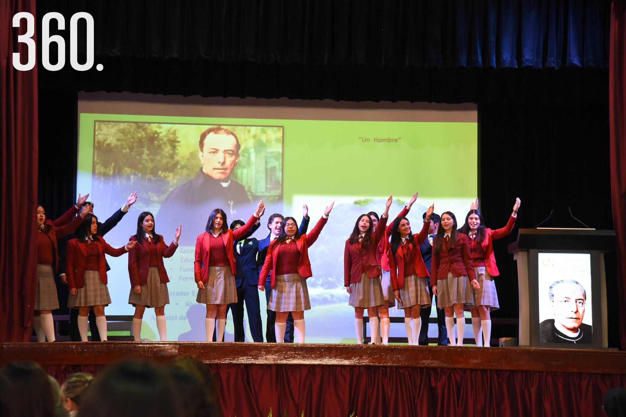 $!Jóvenes de 4º semestre de preparatoria declamaron la poesía “Un hombre”.