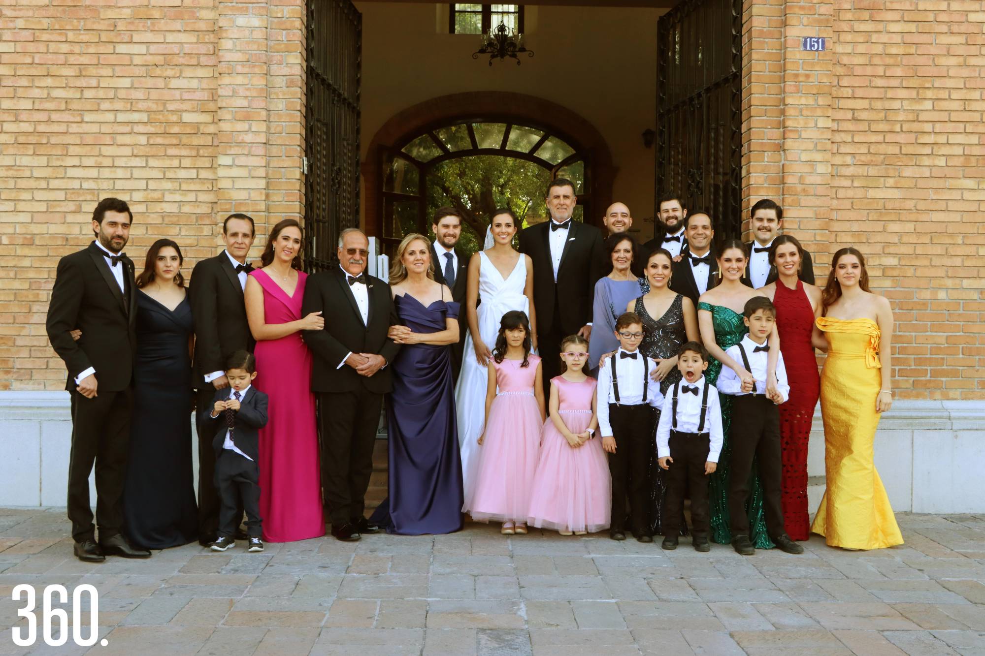 $!Los novios con sus familias.