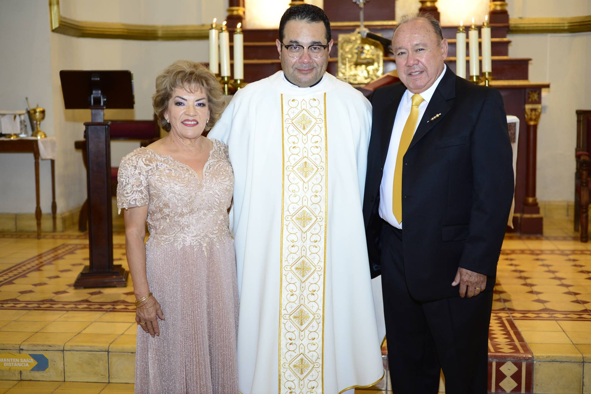 $!Ana María Saucedo y José Benito Rivera con el padre Mario Cruz Méndez.