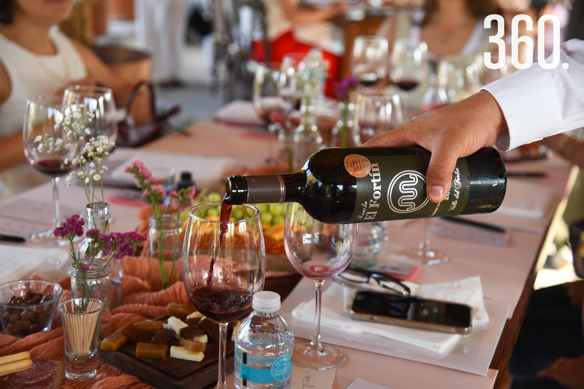 $!Las invitadas disfrutaron de un buen vino.