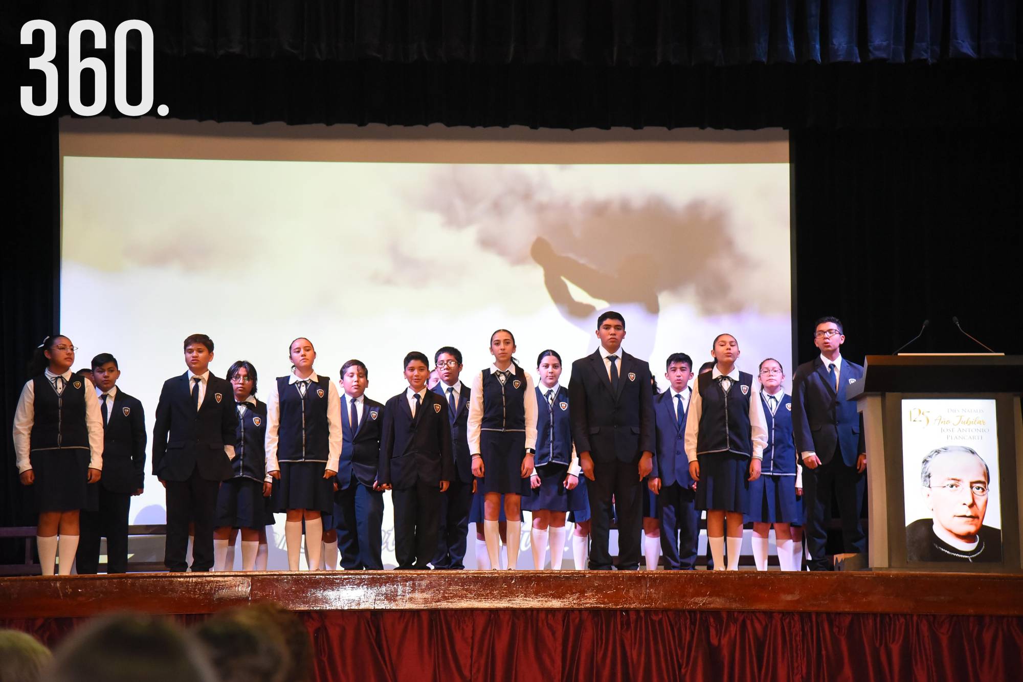 $!Estudiantes de nivel secundaria invitaron a cantar “Dies Natalis”.