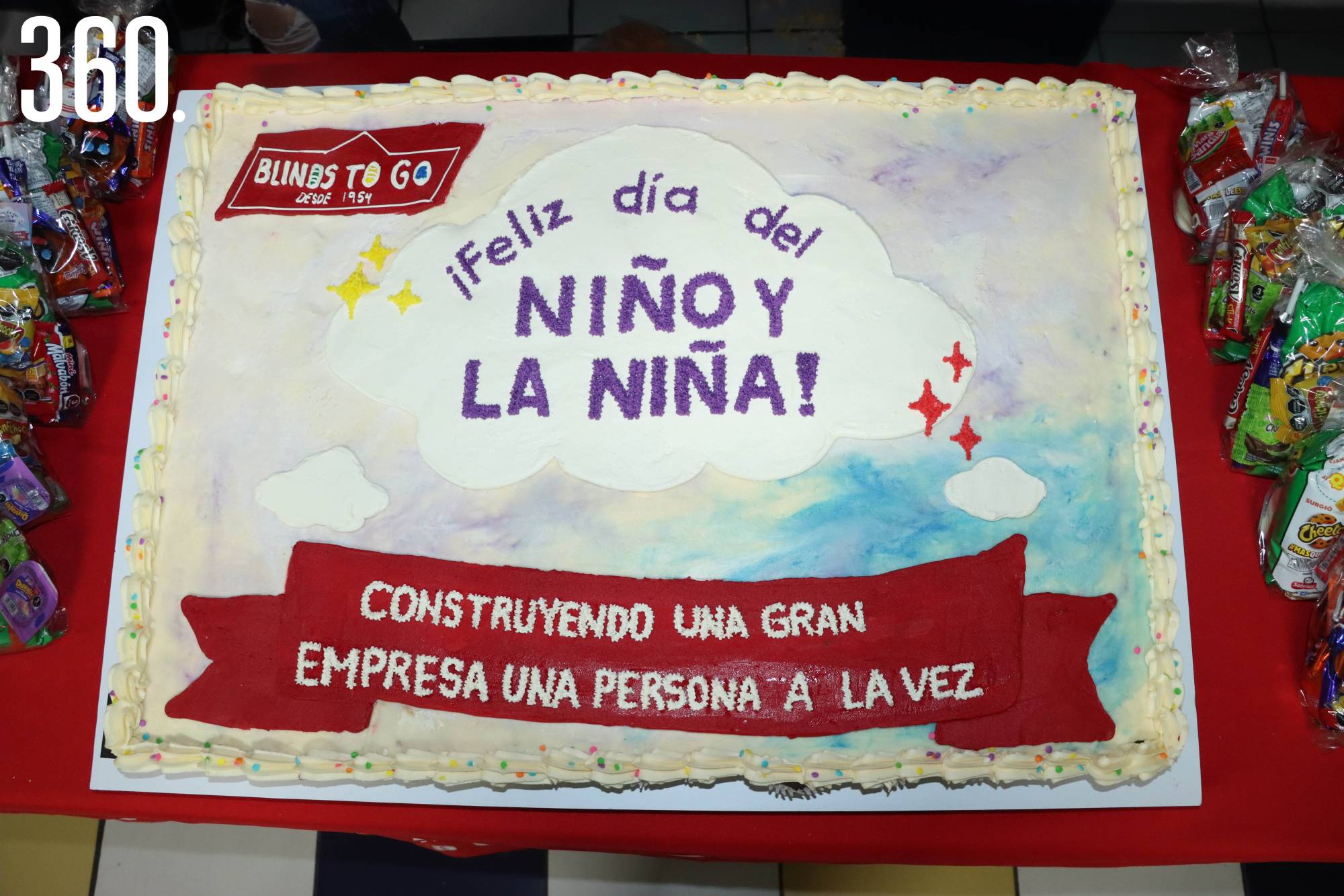 $!Al terminar la fiesta, se llevaron a sus casas bolos con dulces y una rebanada de pastel.