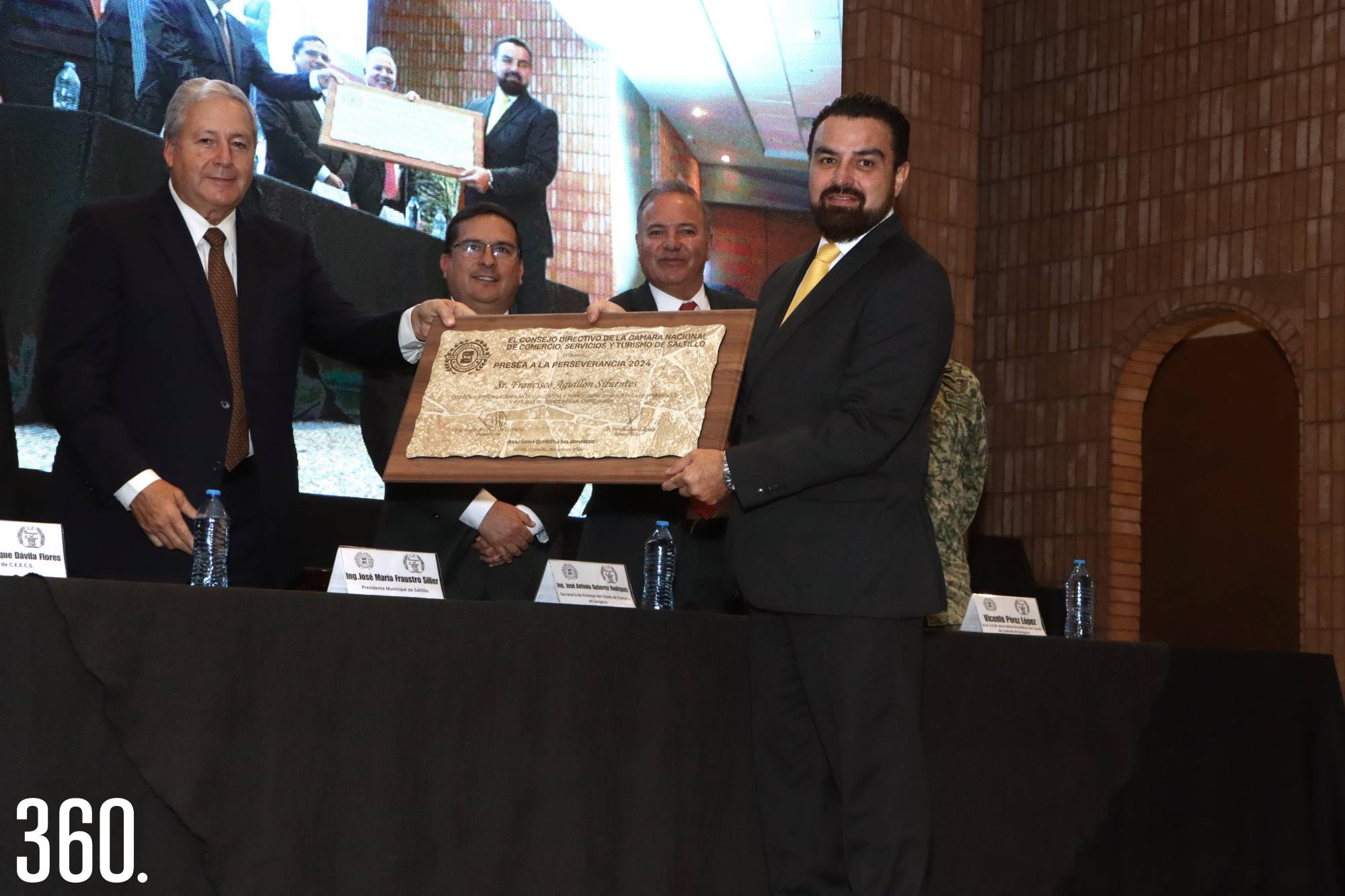 $!El alcalde José María Fraustro Siller entregó la Presea a la Perseverancia a Francisco Aguillón Sifuentes, que recibió el hijo del homenajeado, Francisco Aguillón Gámez.