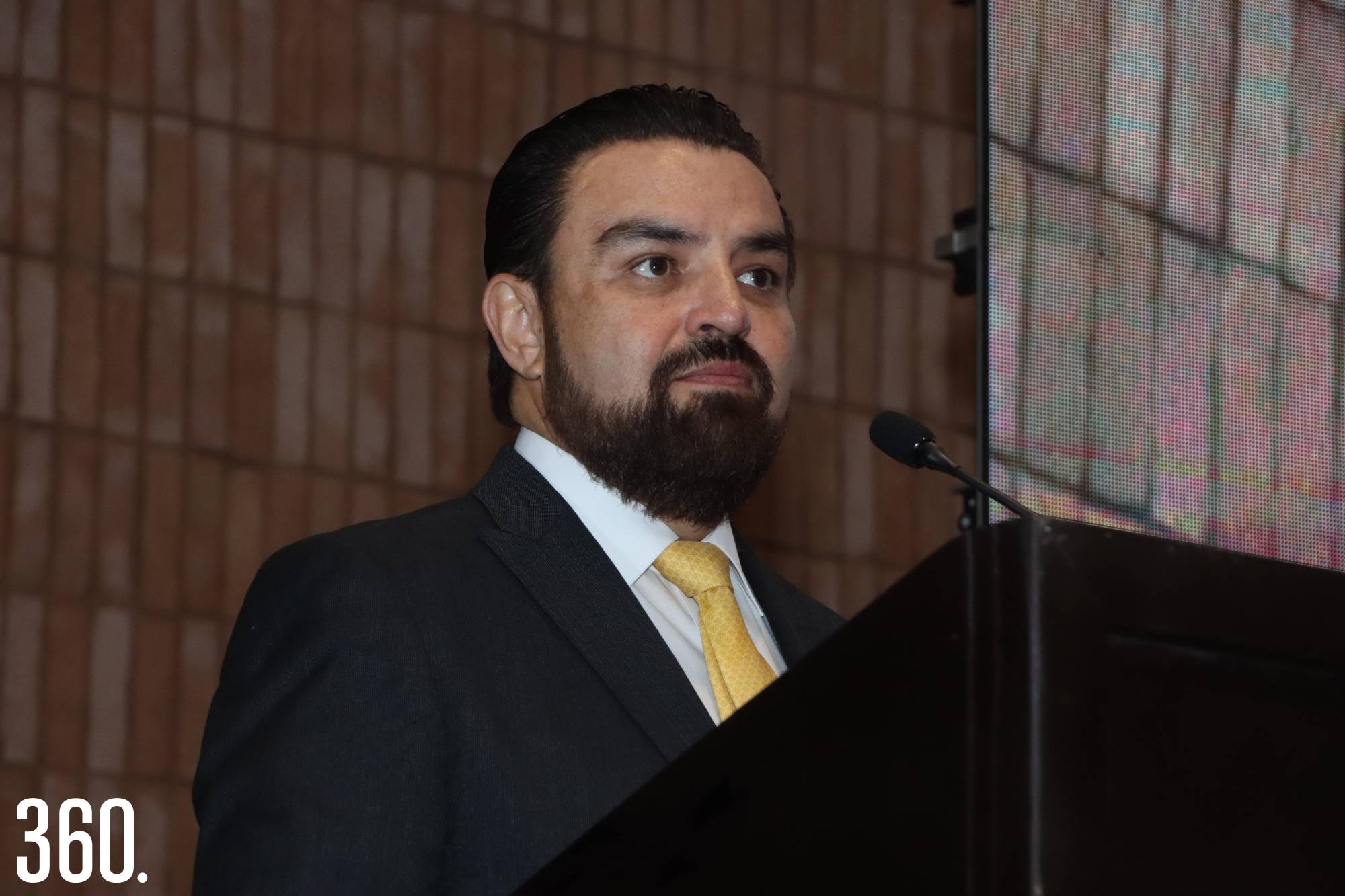 $!Francisco Aguillón Gámez recibió la Presea a la Perseverancia a nombre de su padre, Francisco Aguillón Sifuentes, por sus 53 años de labor al frente de Distribuidora Aguillón.