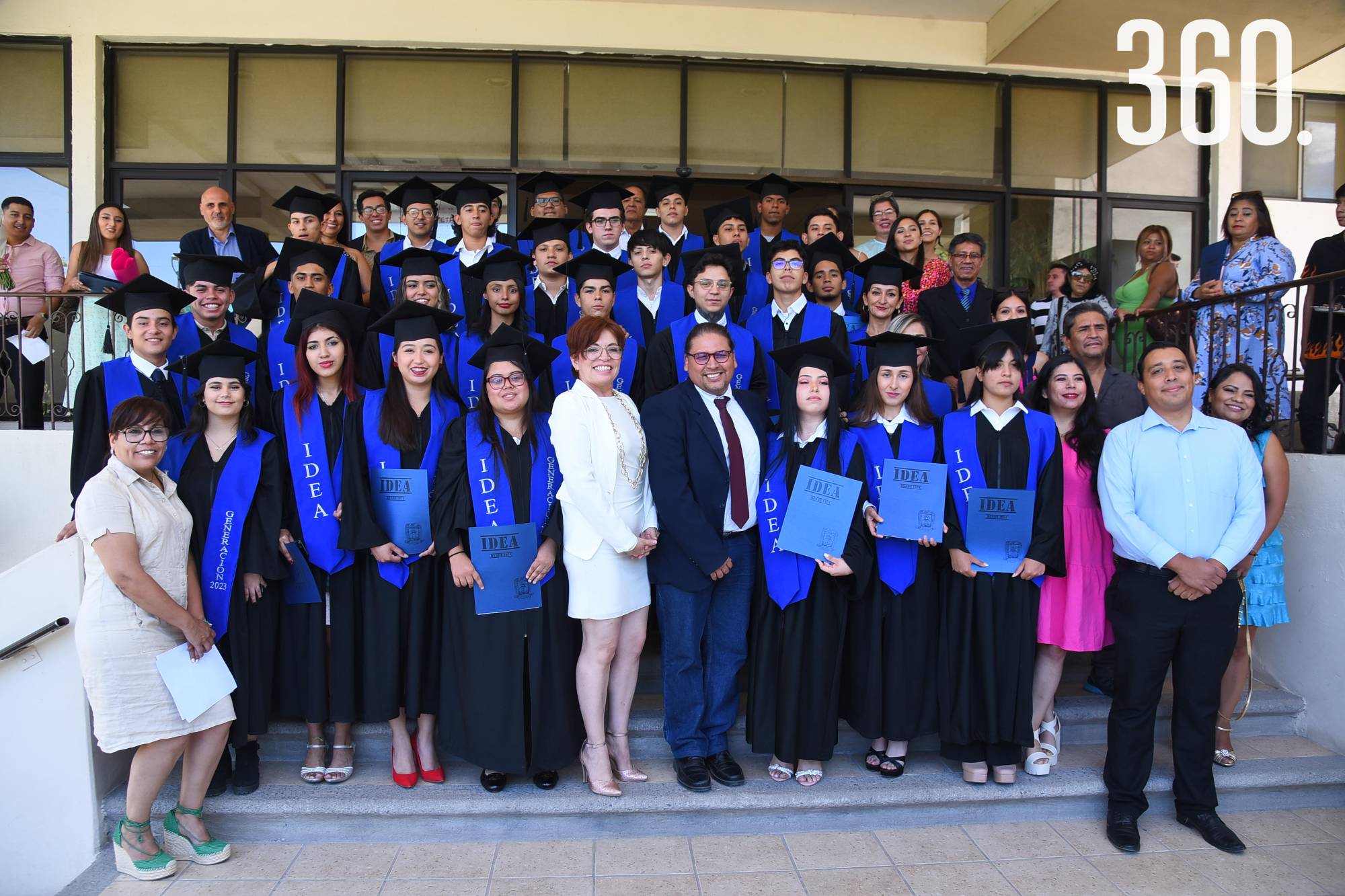 $!La directora Violeta Azeneth Cedillo Rodríguez acompañada de invitados especiales y alumnos de la generación 2023 del IDEA.