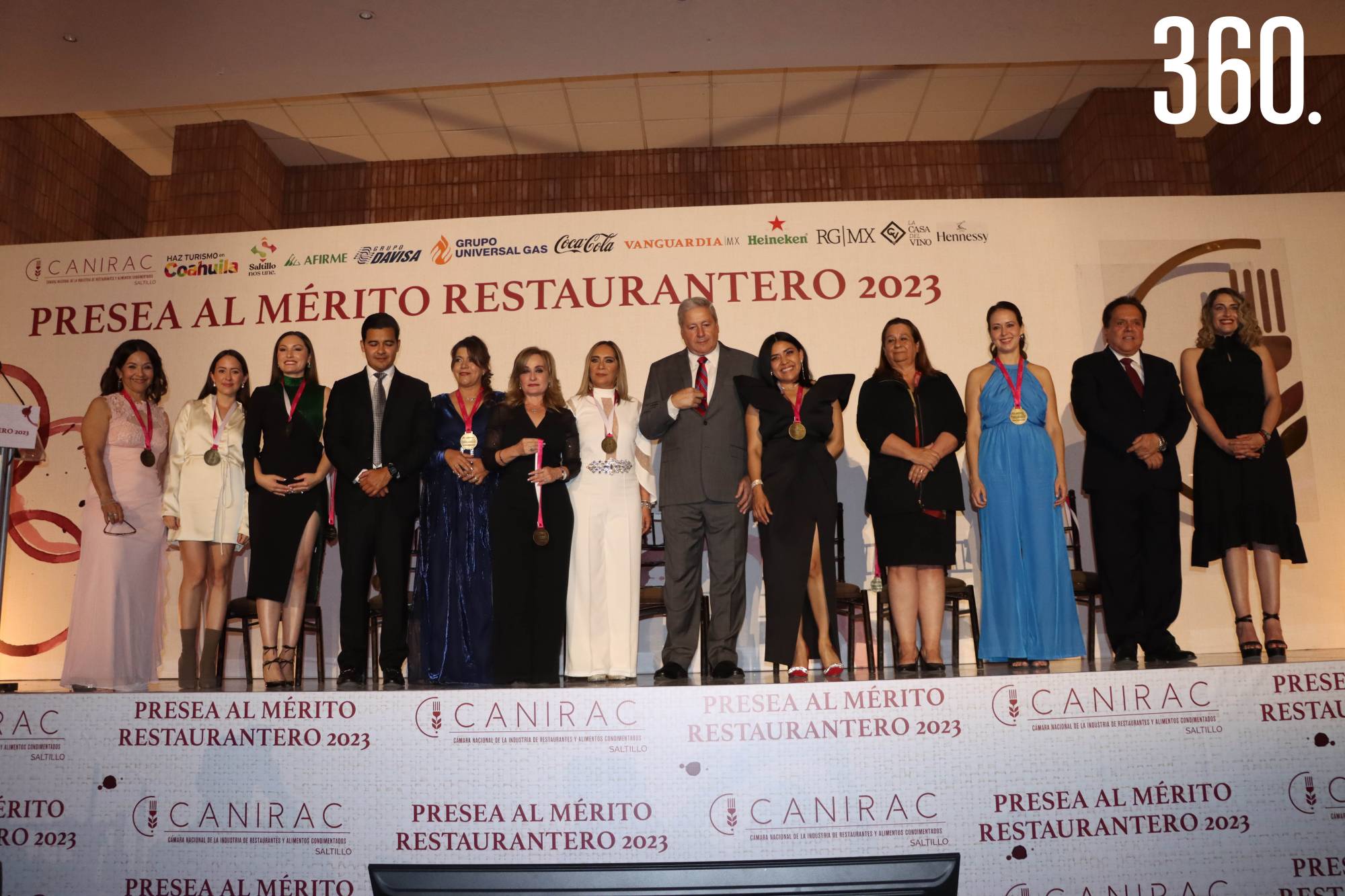 $!Medallas de reconocimiento a las mujeres restauranteras.