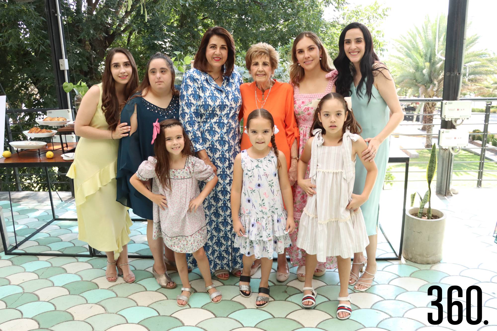$!Maru con sus hijas y nietas.
