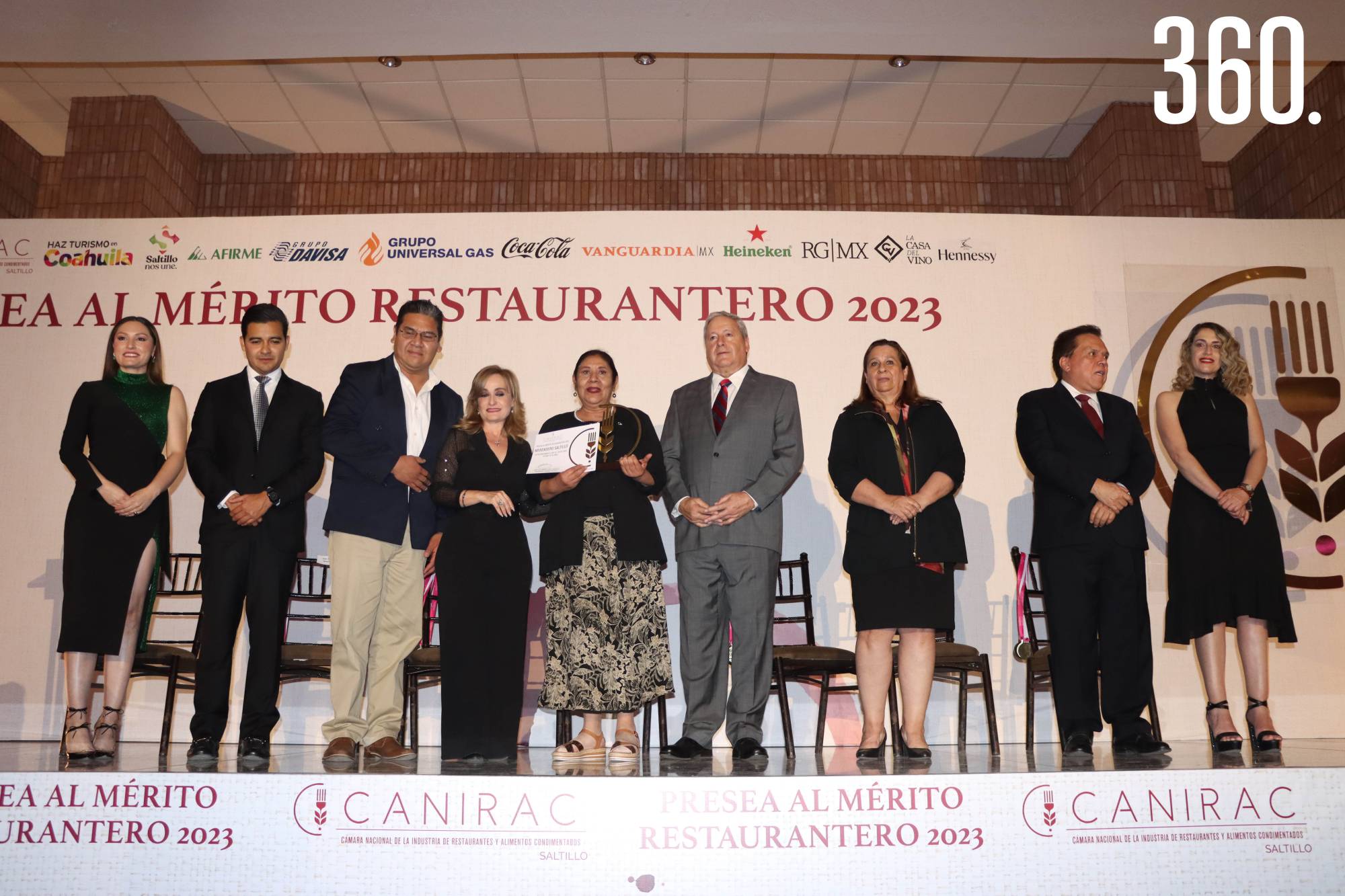 $!El Merendero Saltillo recibiendo Presea por 50 Años de Servicio.