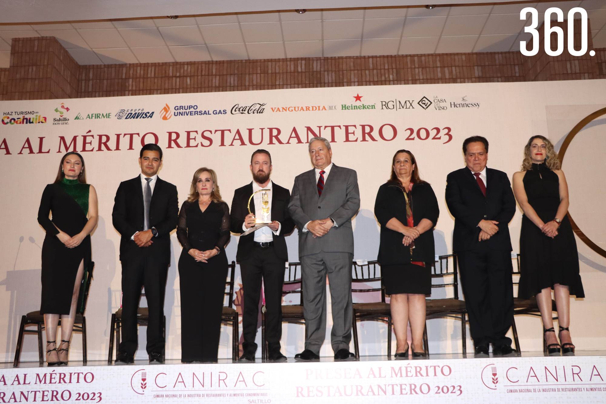 $!Fabio Gentiloni de Il Mercato recibiendo Presea Al Buen Comer.