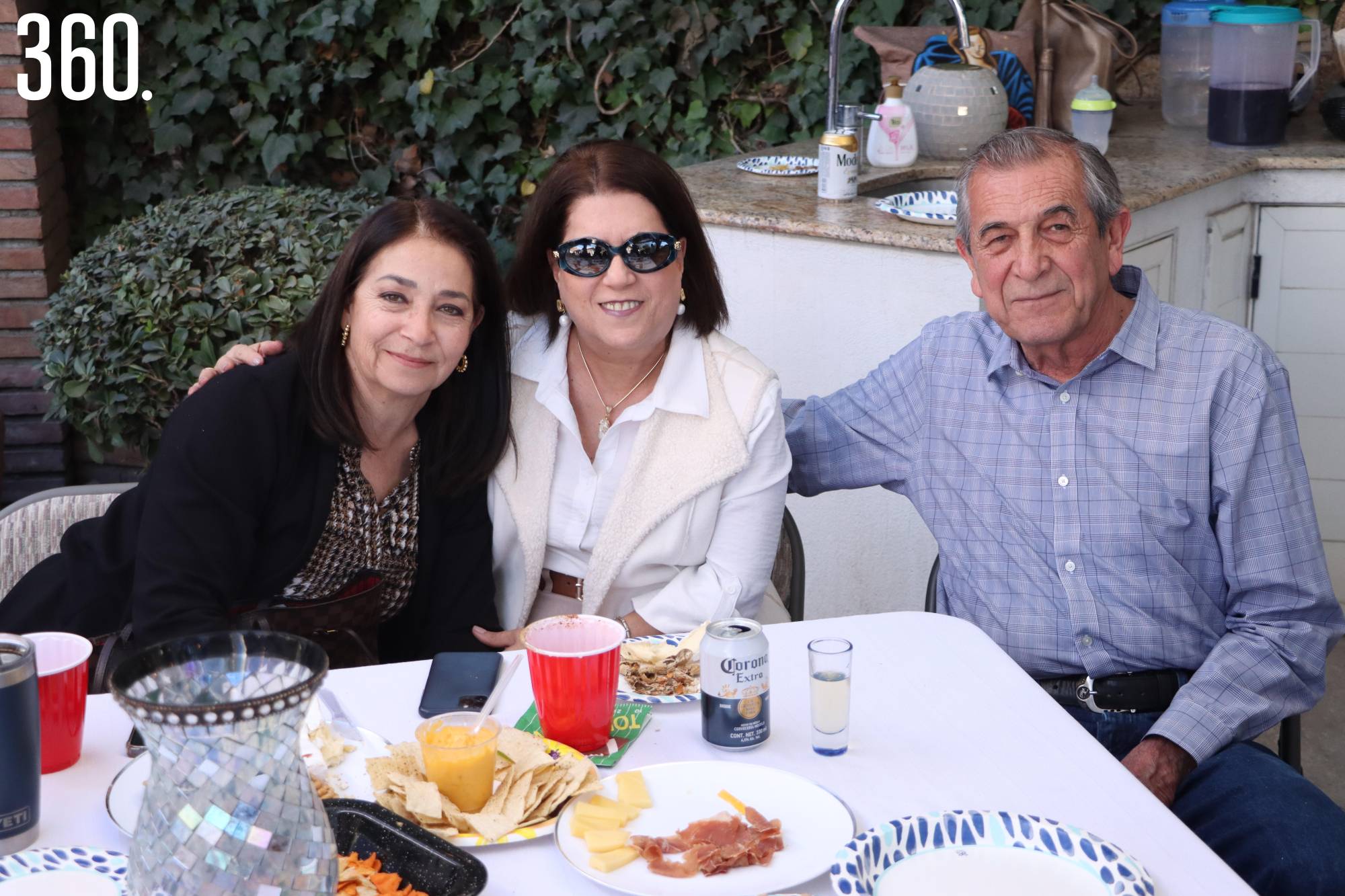 $!Lorena Flores, Paulina y Jesús de la Garza.