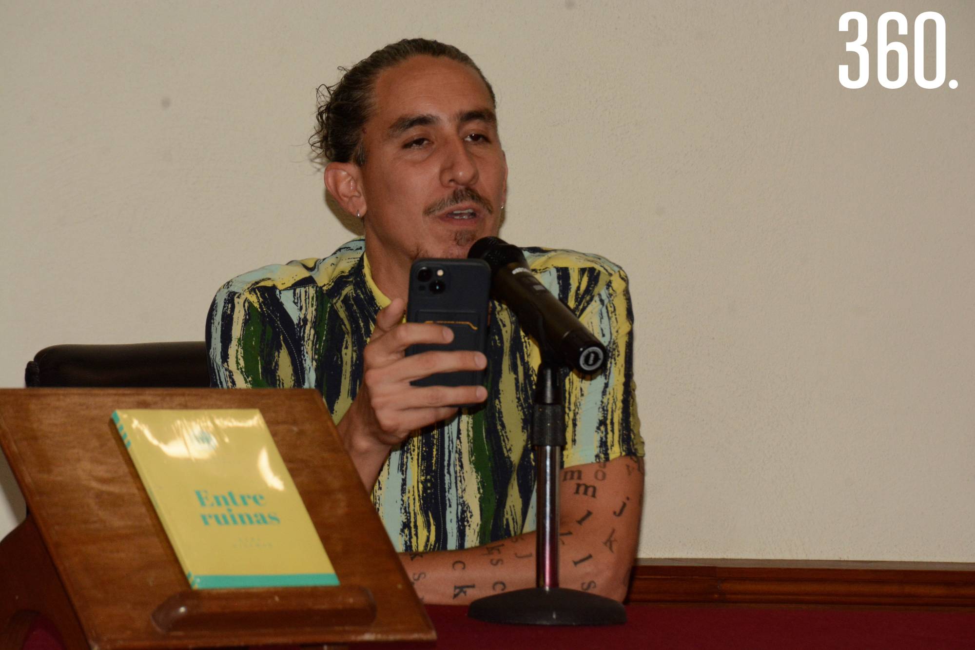 $!Miguel Rovely leyó algunos de los poemas.