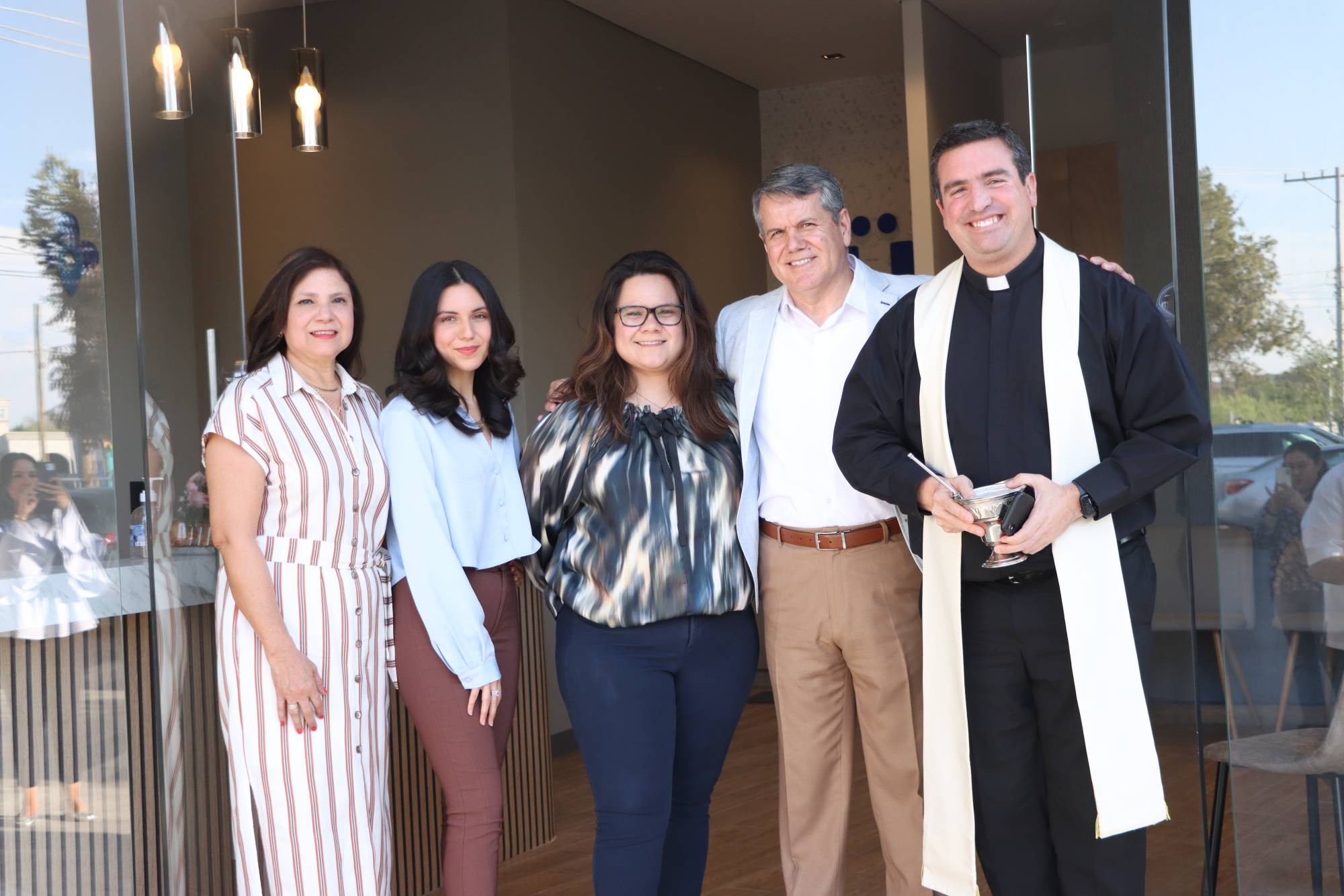 $!Milagros Patricia Gómez, Mónica García, Melissa García y Leonel García con el padre Juan Antonio Ruiz.