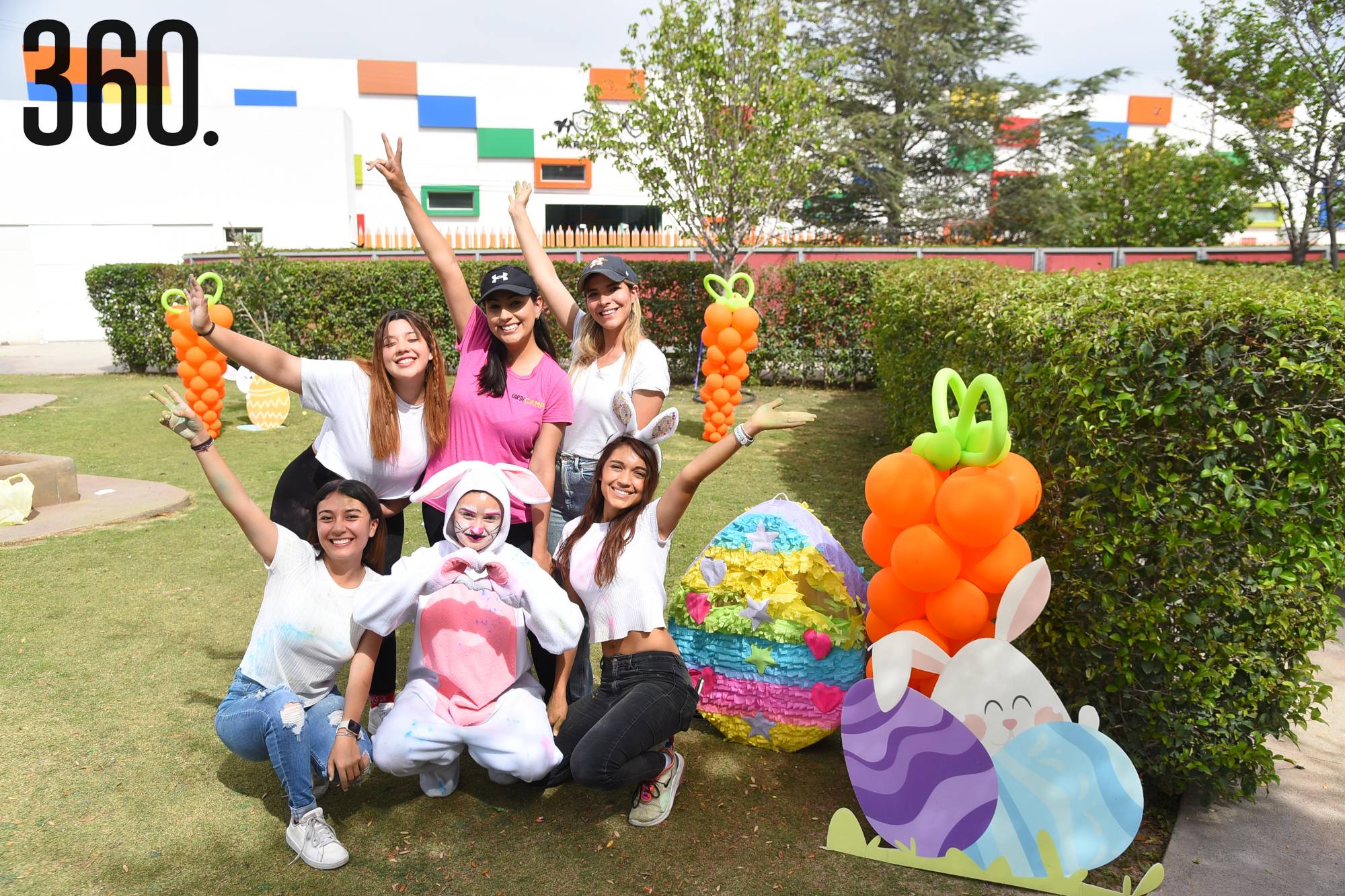 $!Miroslava Espino y Alondra Alvarado con su staff.
