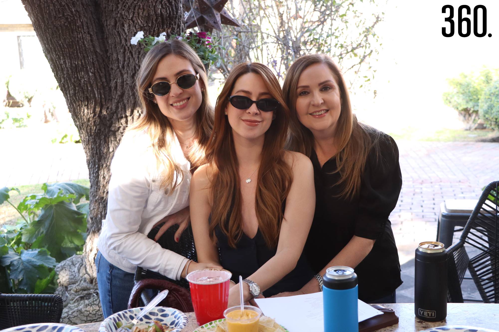 $!Alejandra y Paola Izarraras con Olga Monroy.