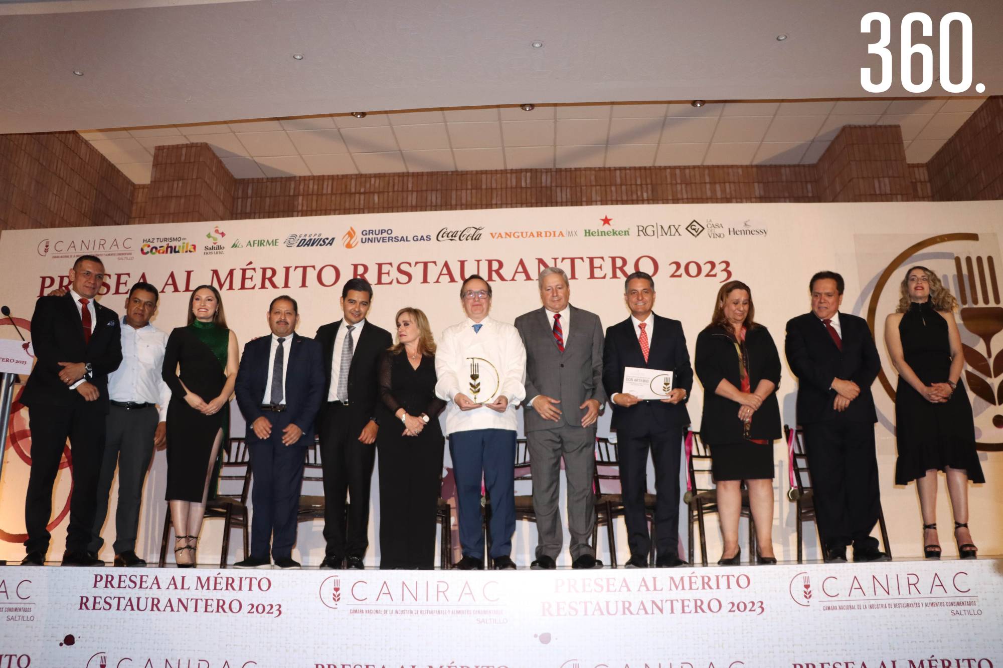 $!Don Artemio recibiendo Presea Al Buen Cenar.