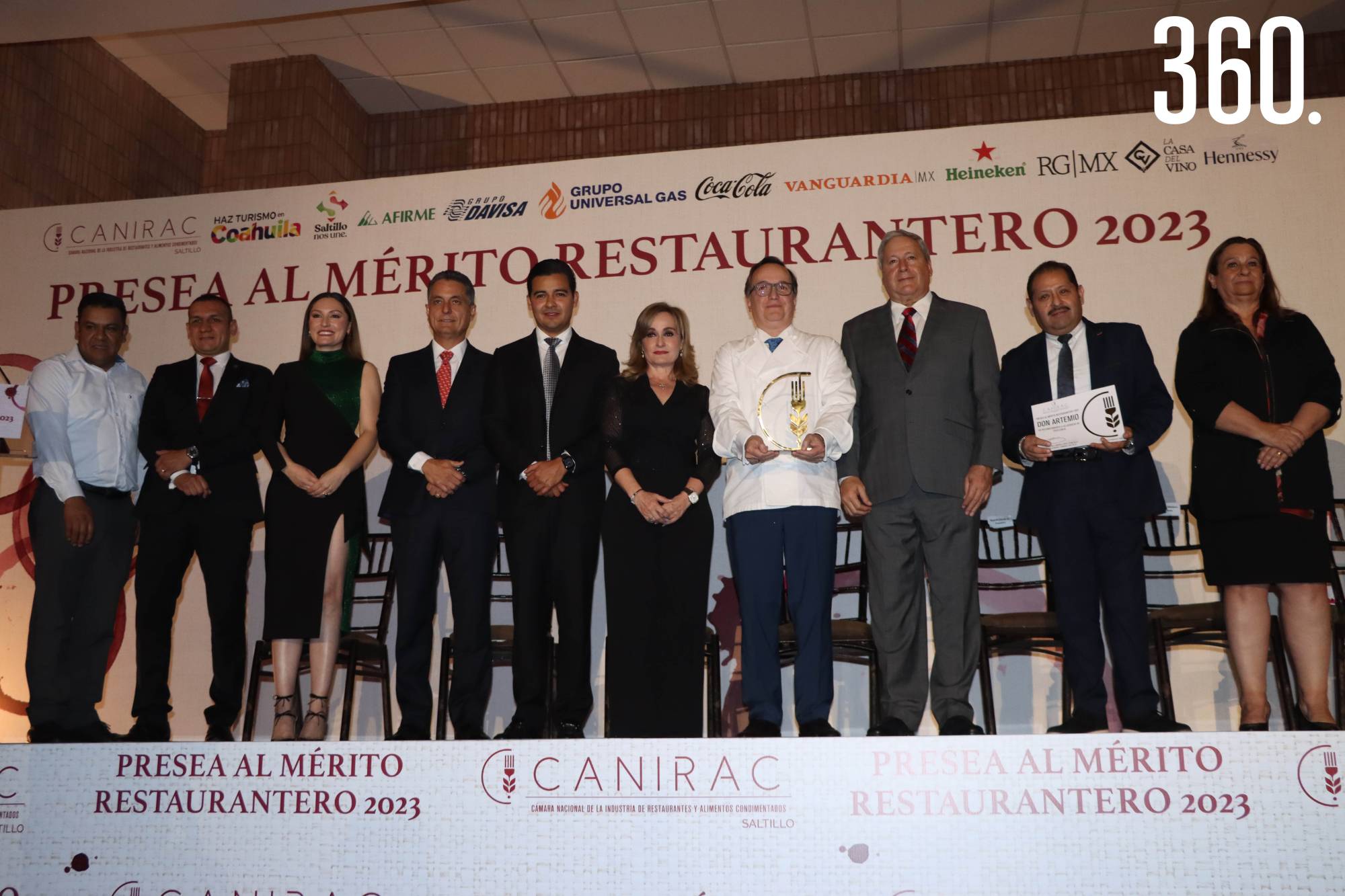 $!Don Artemio recibiendo Presea por Servicio de Excelencia.