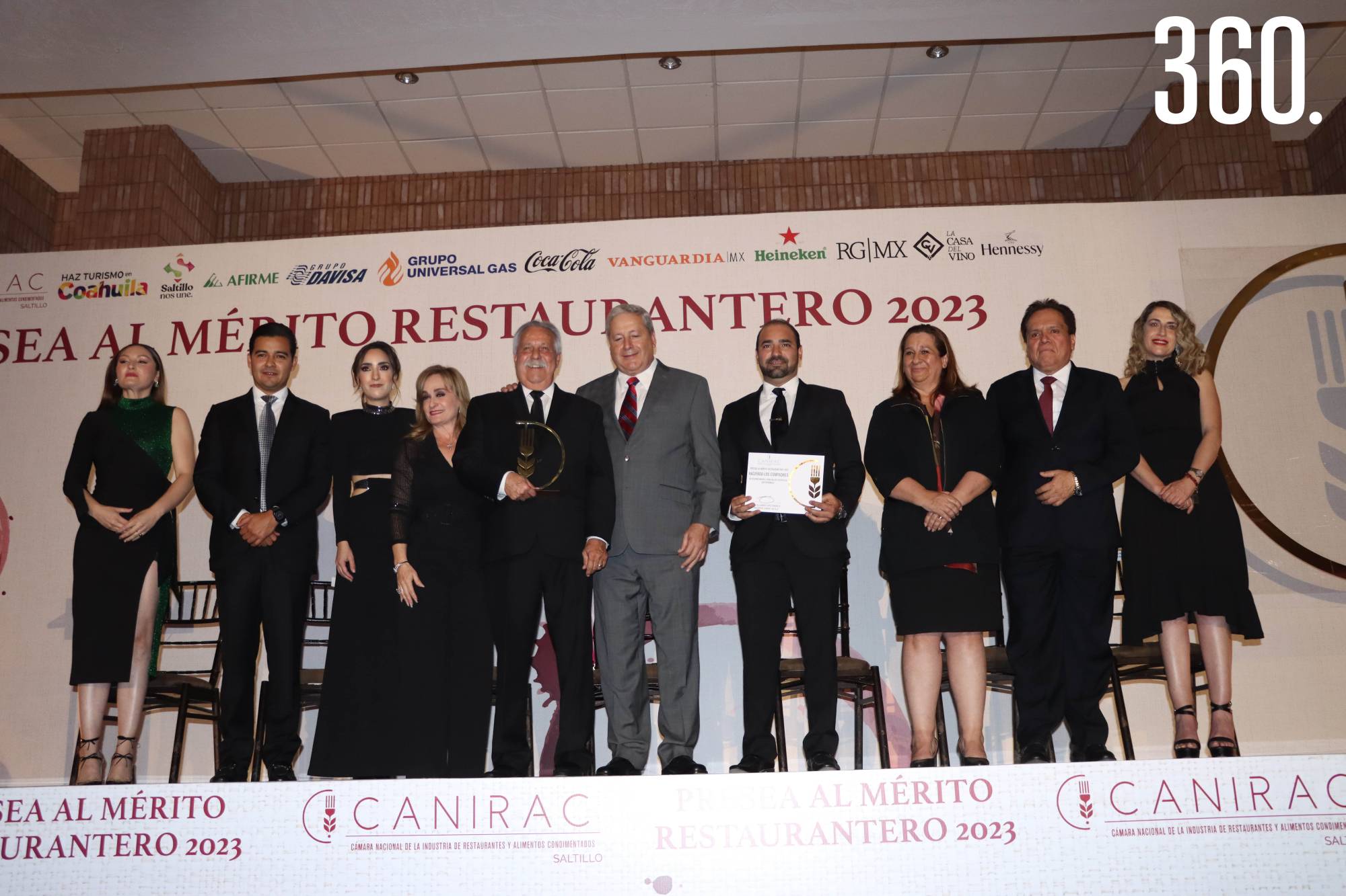 $!Hacienda Los Compadres recibiendo Presea por Mejor Propuesta Gastronómica.